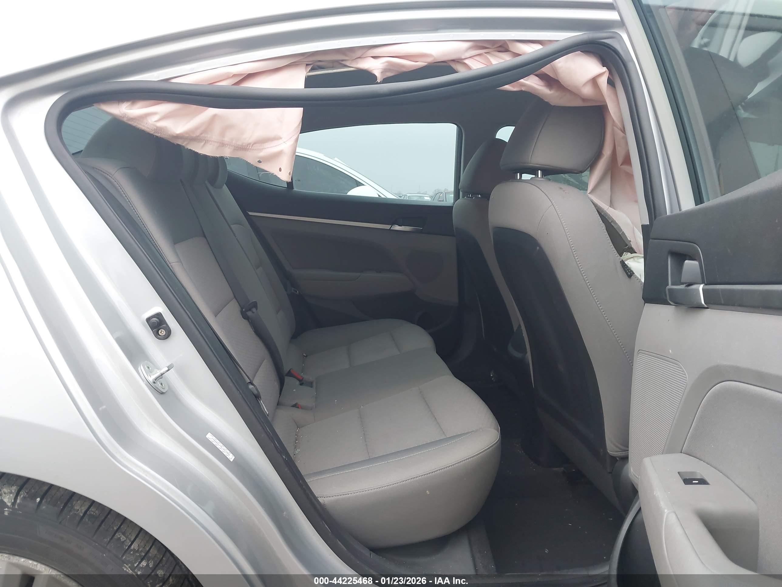 HYUNDAI ELANTRA image 8