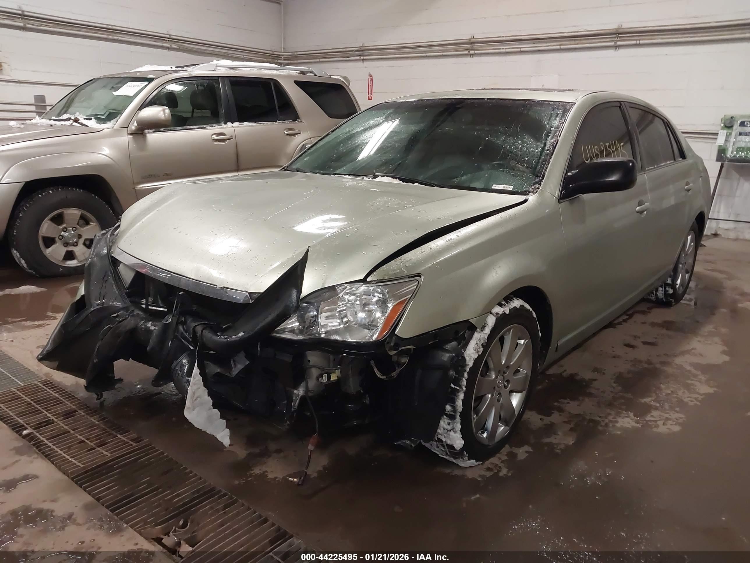 TOYOTA AVALON image 2