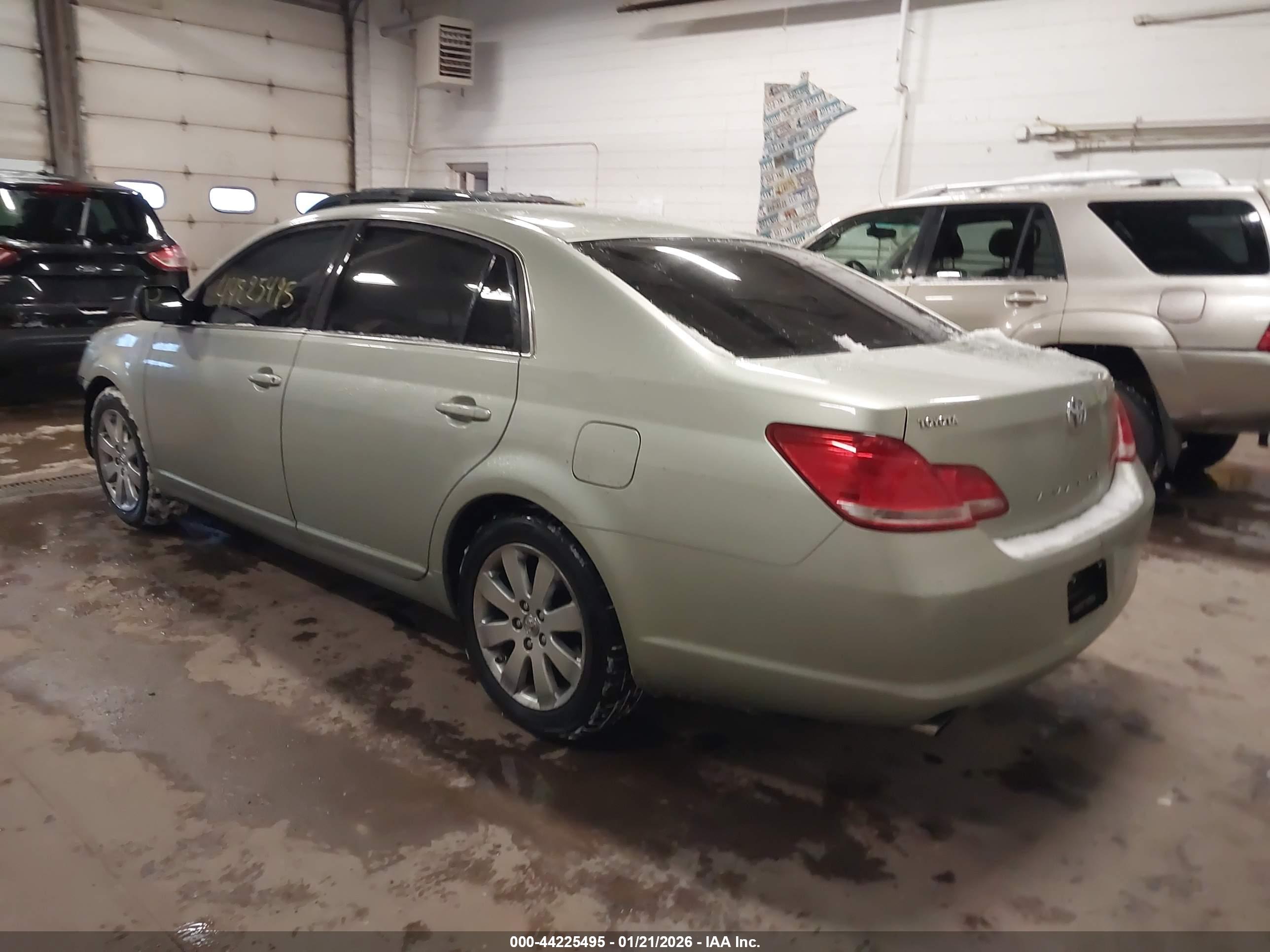 TOYOTA AVALON image 3