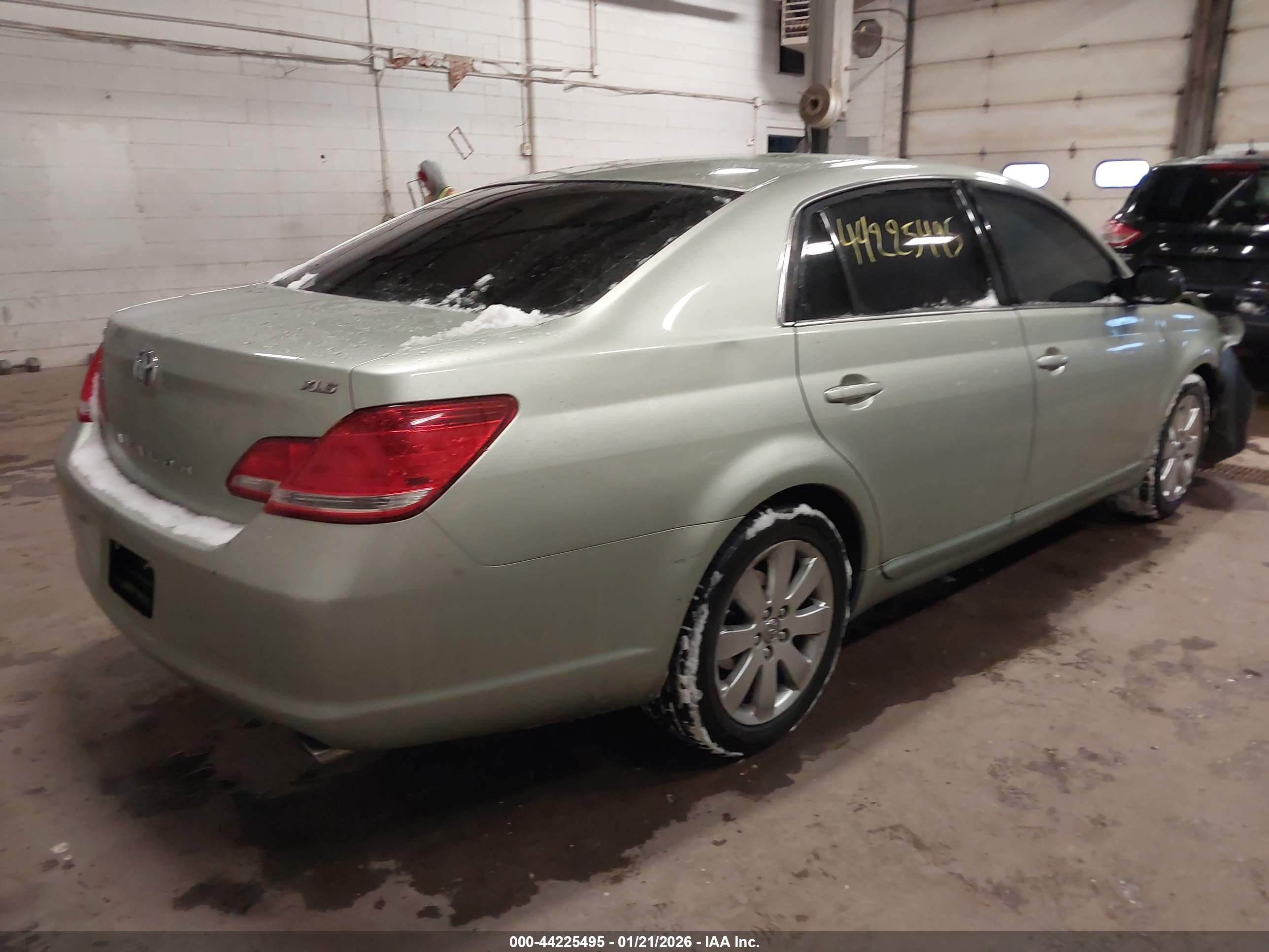TOYOTA AVALON image 4