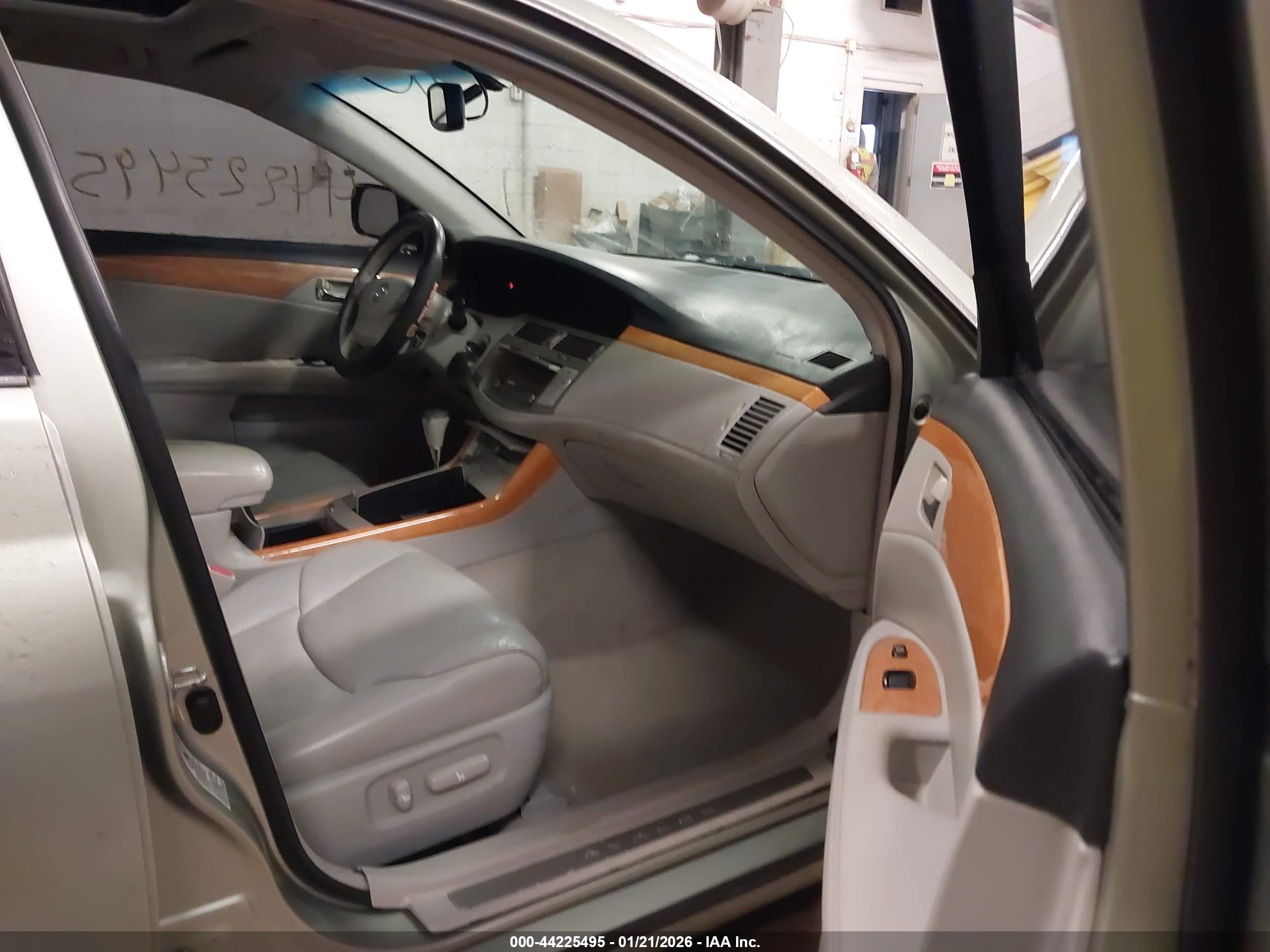 TOYOTA AVALON image 5