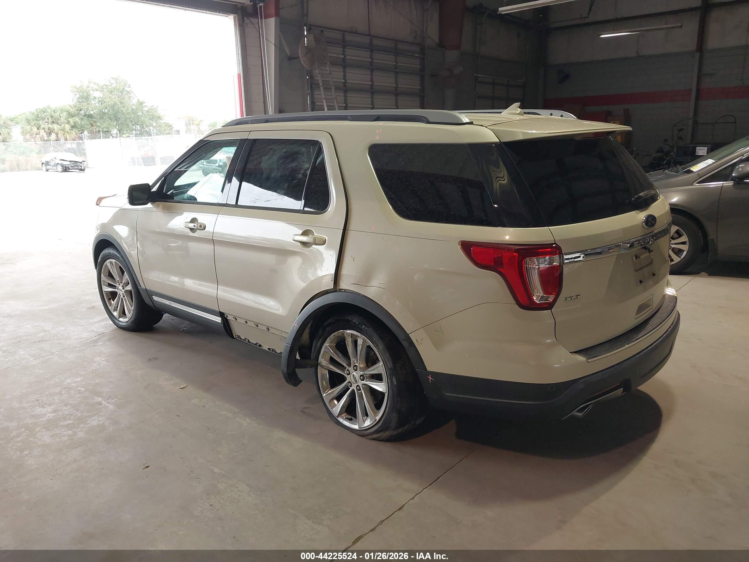 FORD EXPLORER image 3