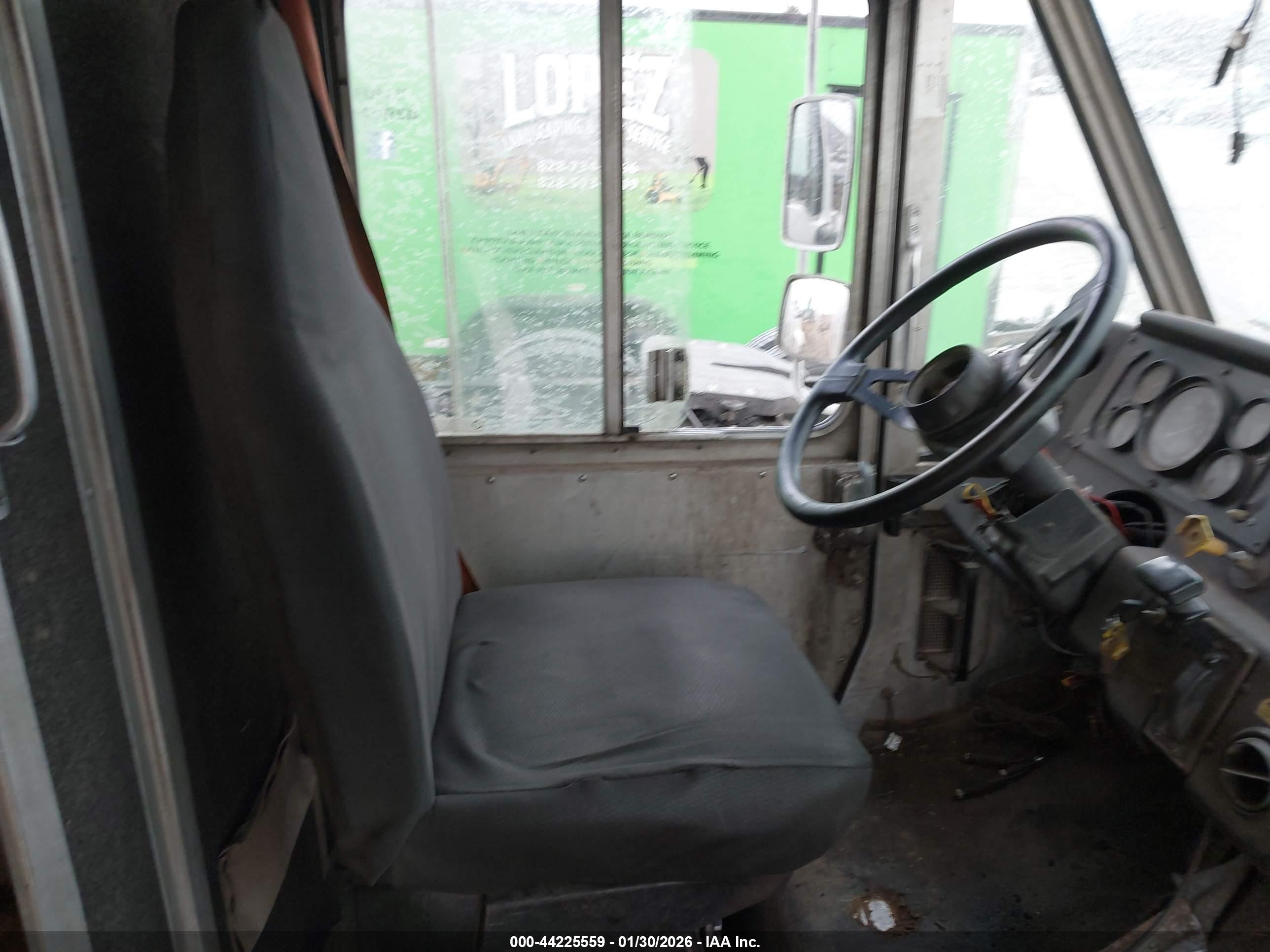 FREIGHTLINER CHASSIS image 7