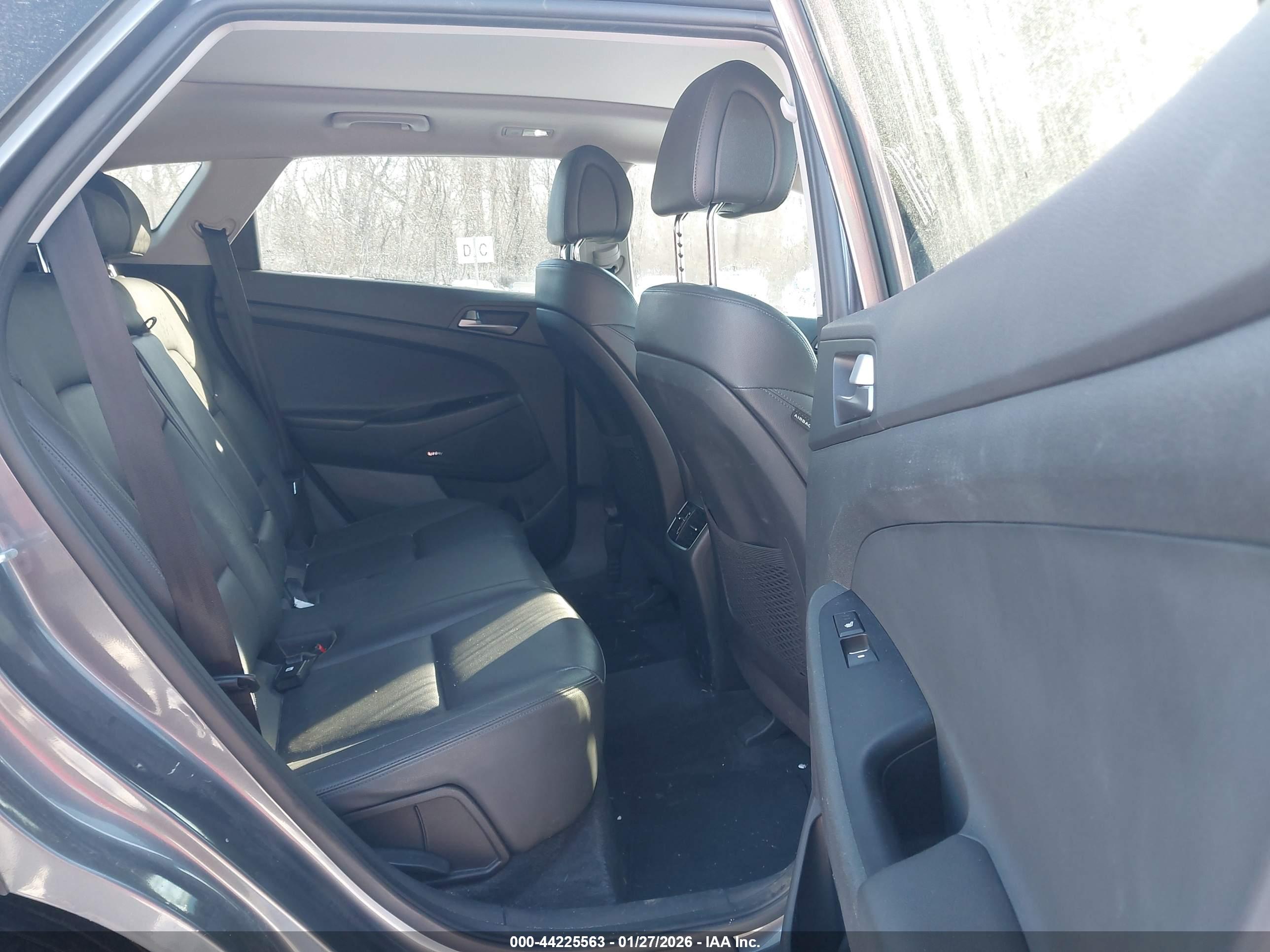 HYUNDAI TUCSON image 8