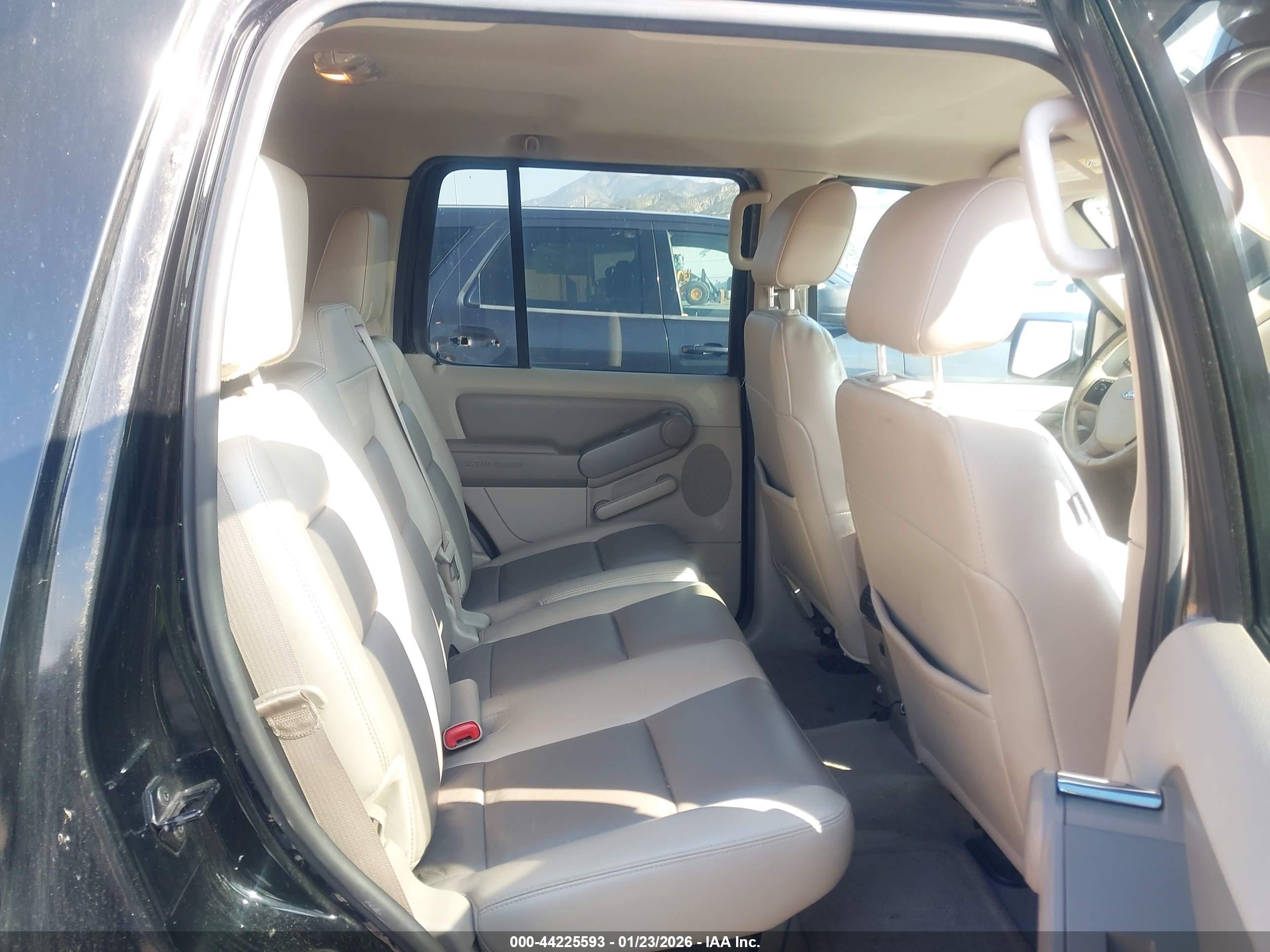 FORD EXPLORER image 8
