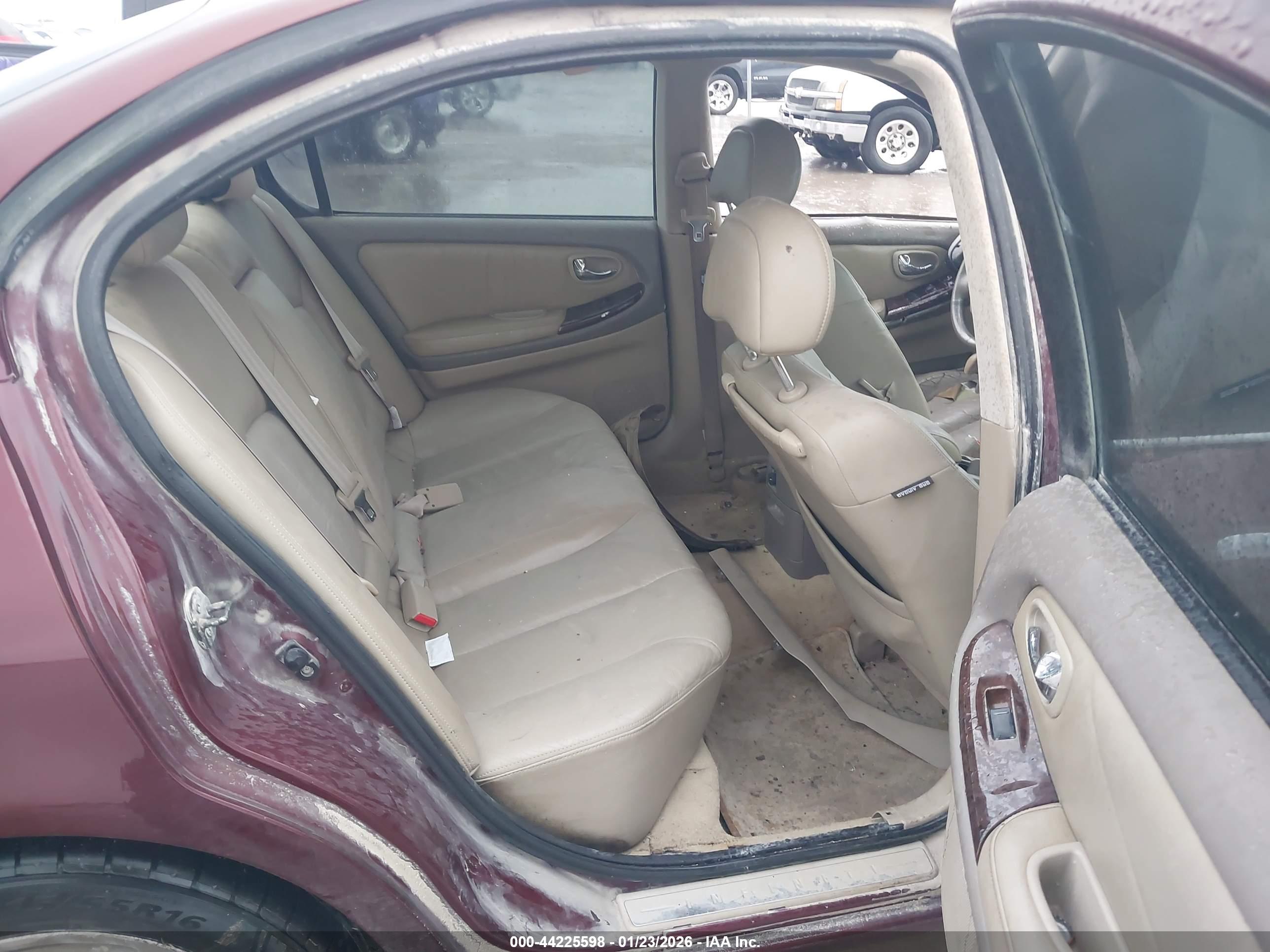 INFINITI I30 image 8