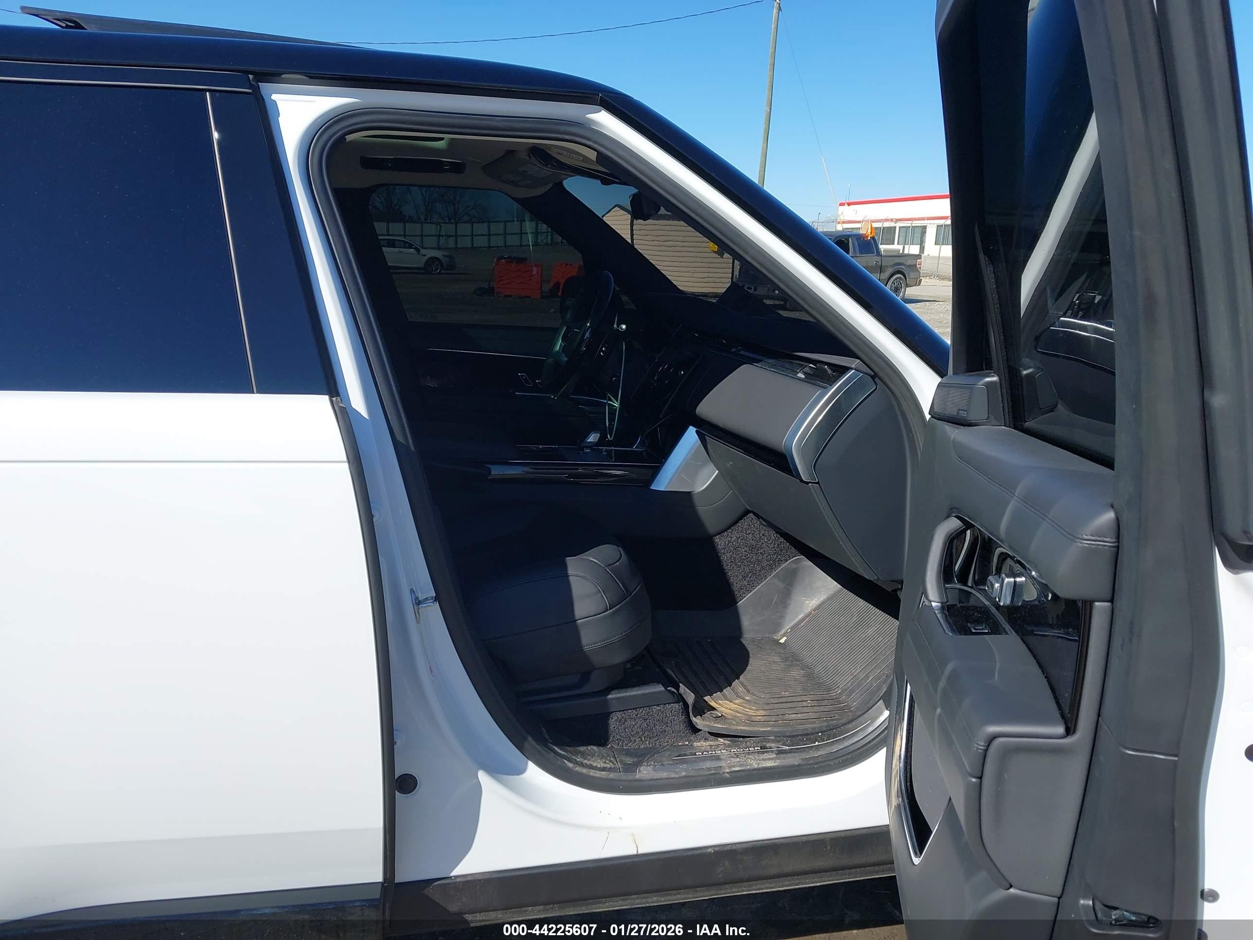 LAND ROVER image 5