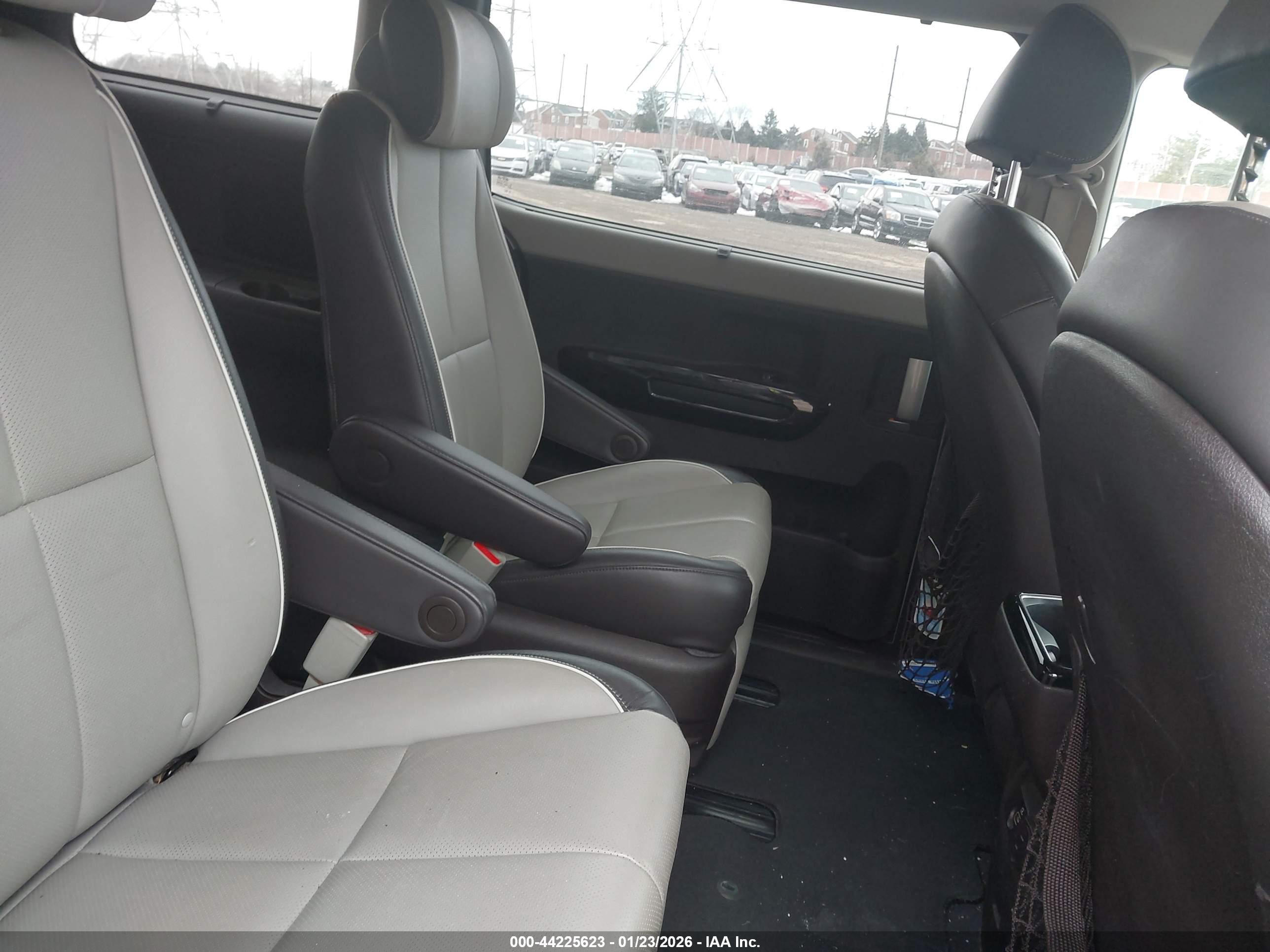 KIA SEDONA image 8