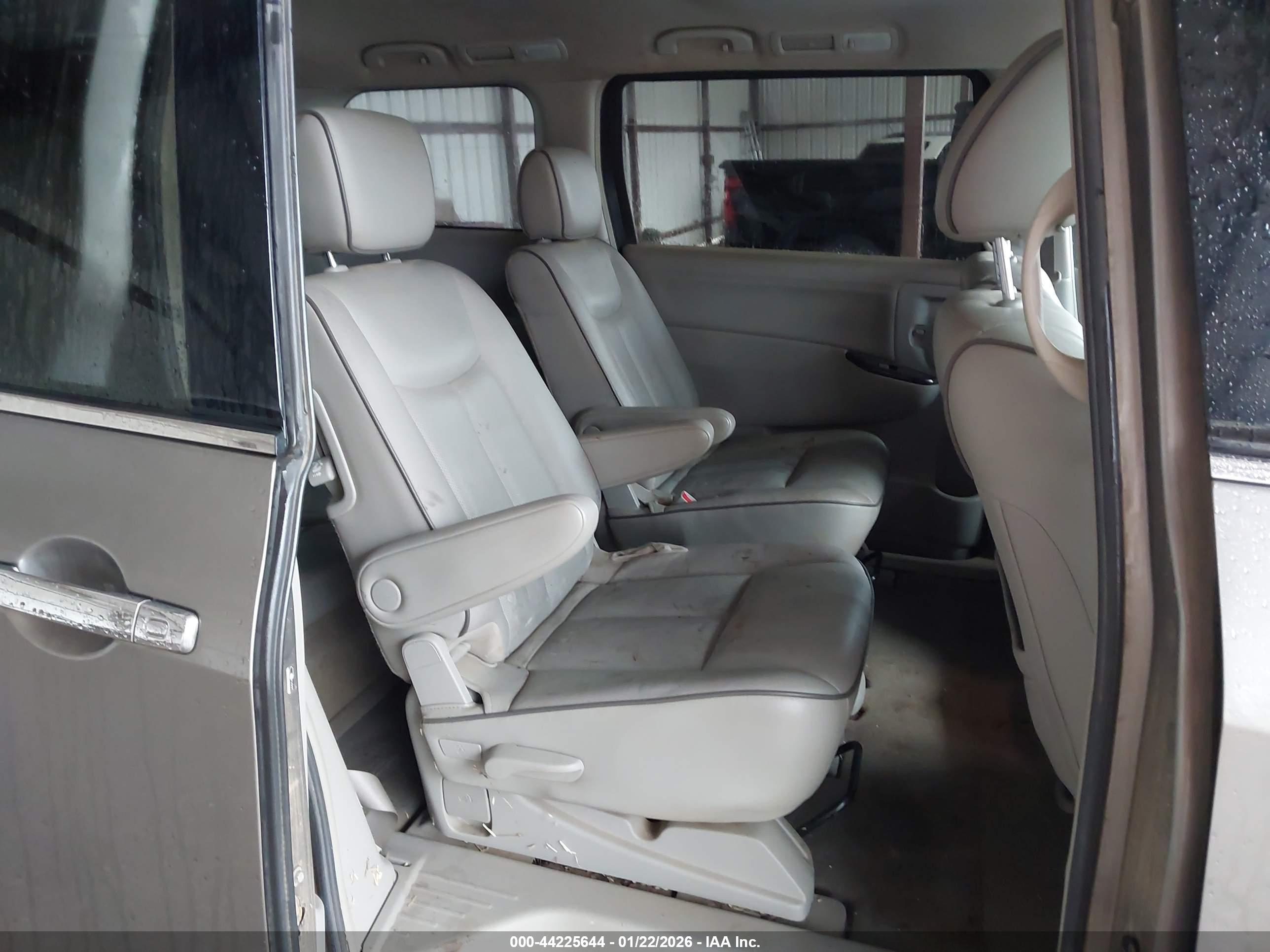 NISSAN QUEST image 8