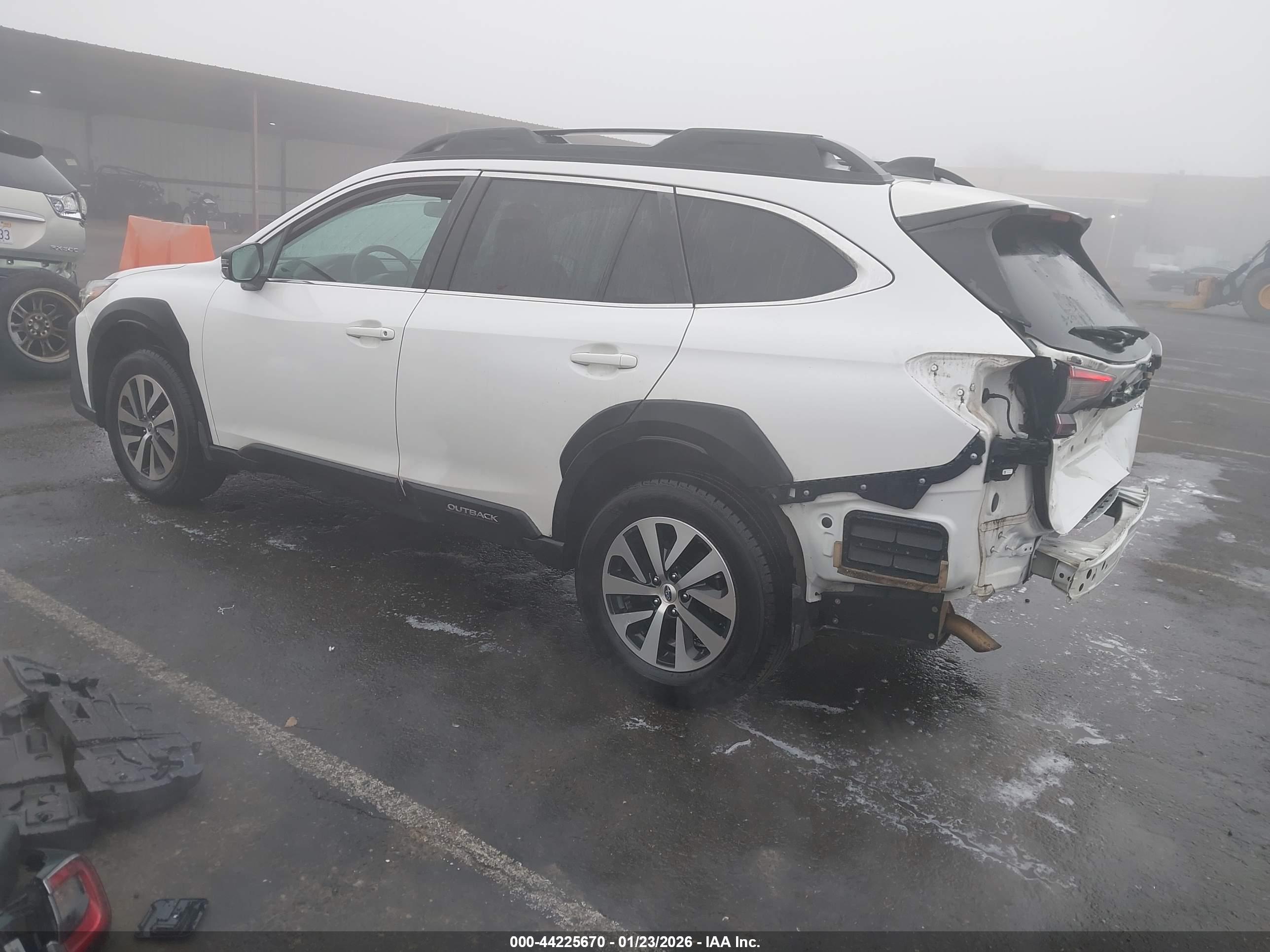 SUBARU OUTBACK image 3