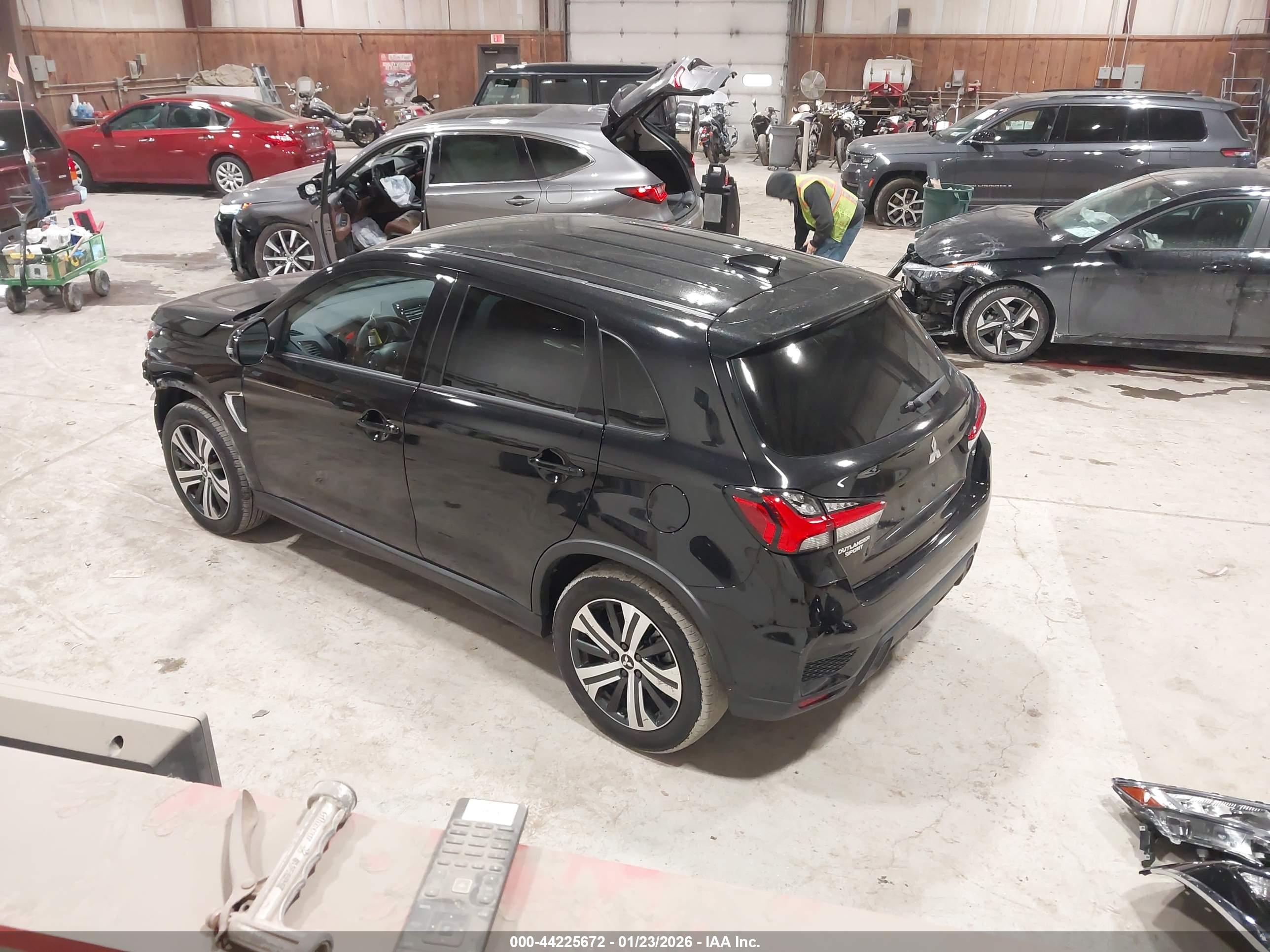 MITSUBISHI OUTLANDER image 3
