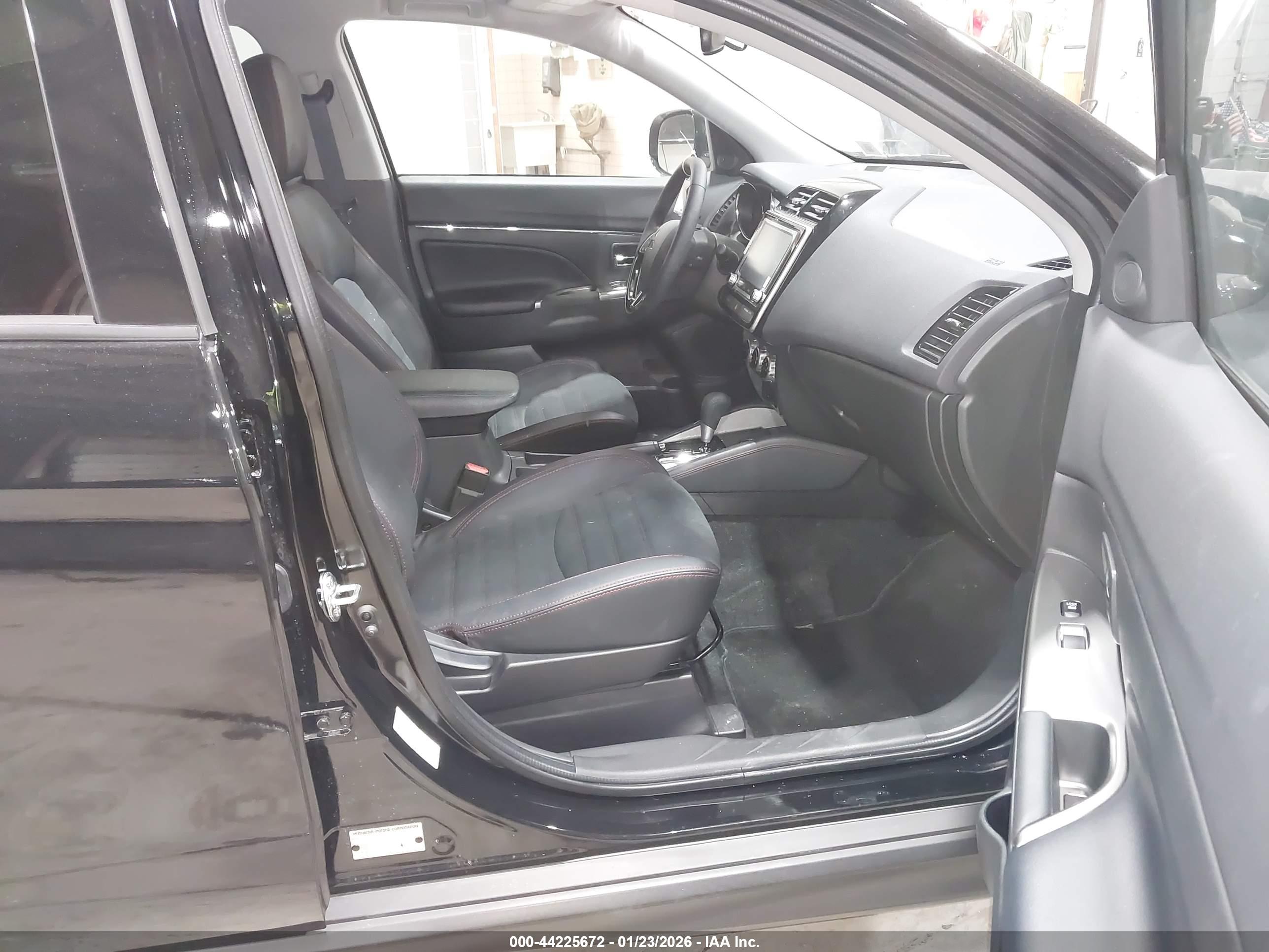 MITSUBISHI OUTLANDER image 5