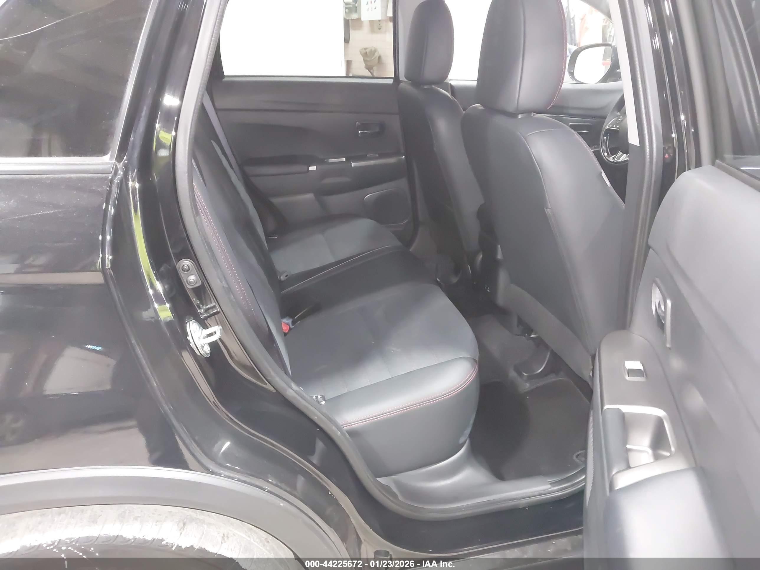 MITSUBISHI OUTLANDER image 8