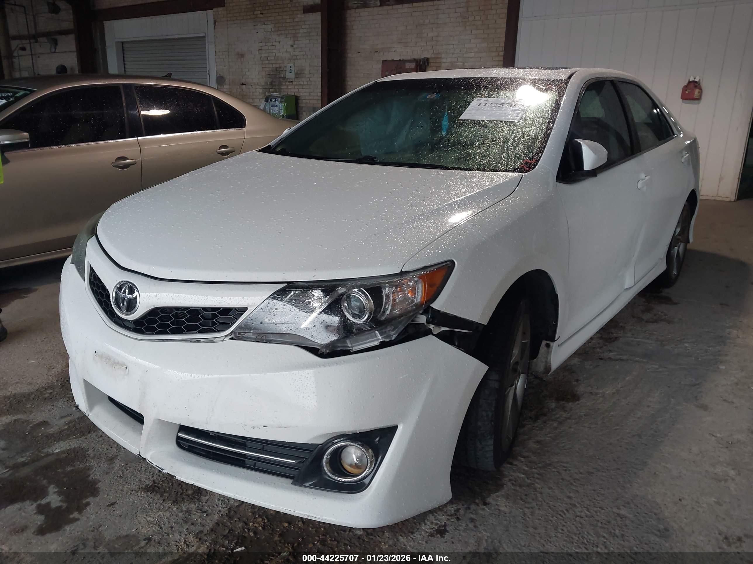 TOYOTA CAMRY image 2