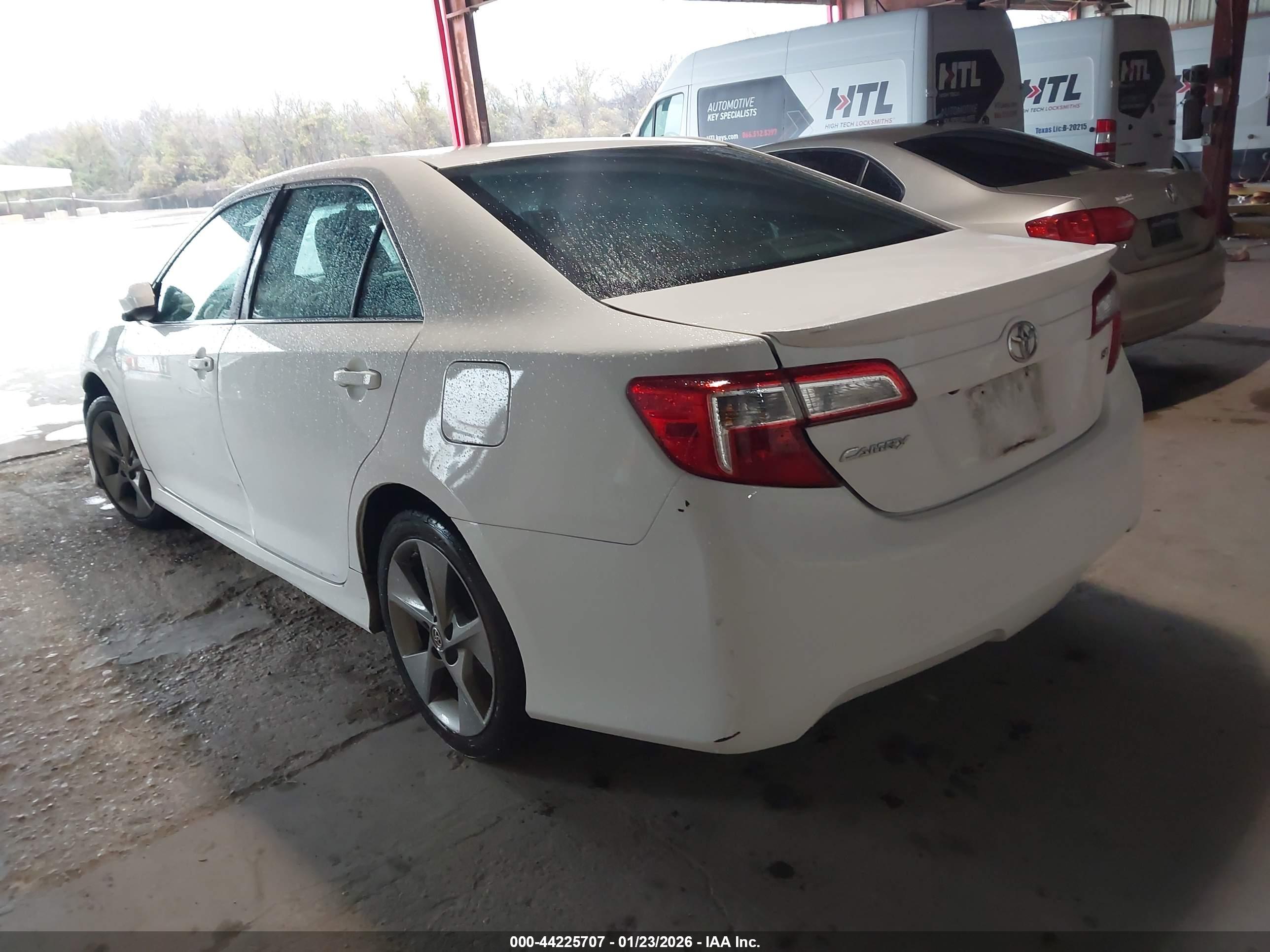 TOYOTA CAMRY image 3