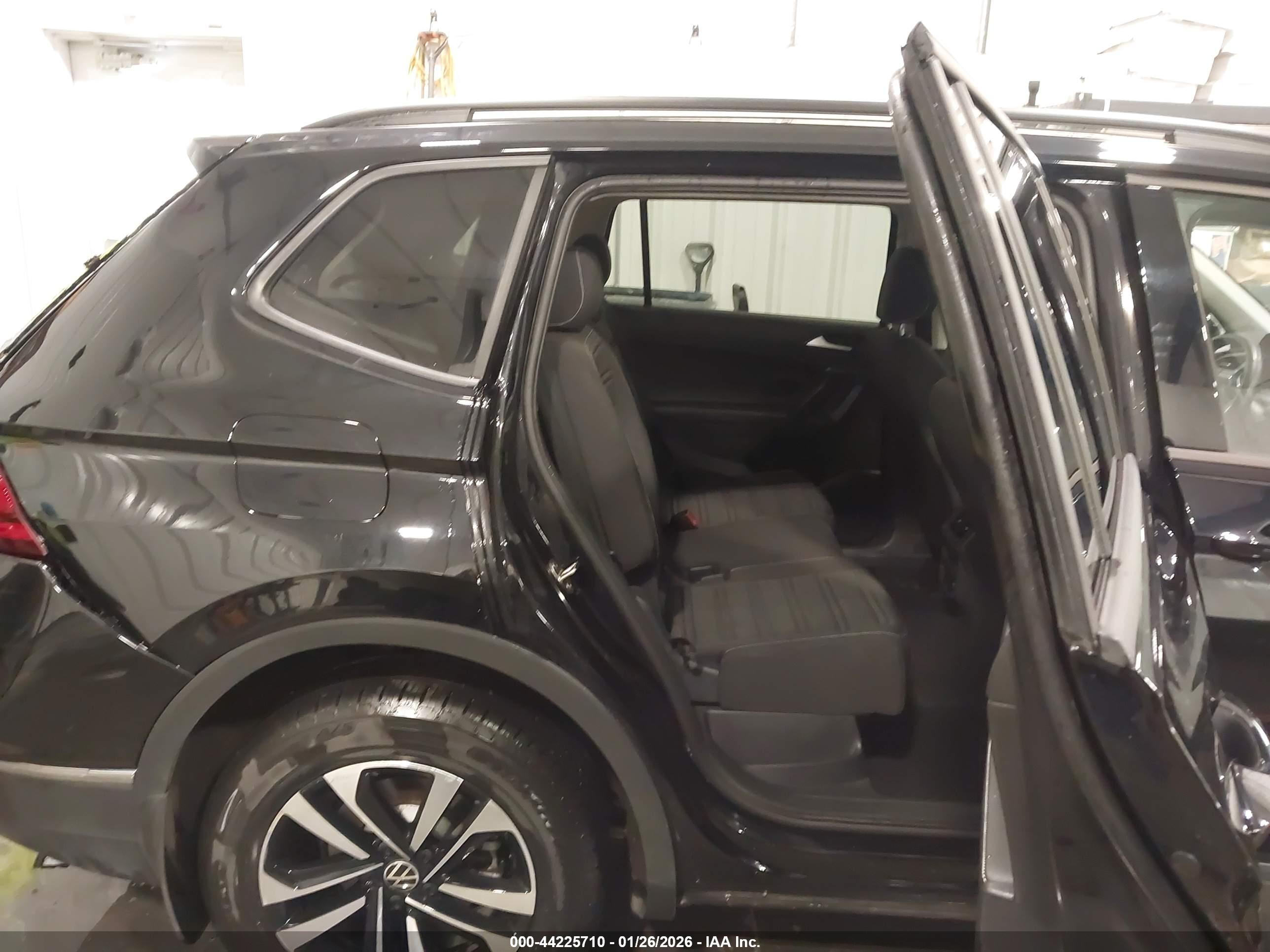 VOLKSWAGEN TIGUAN image 8