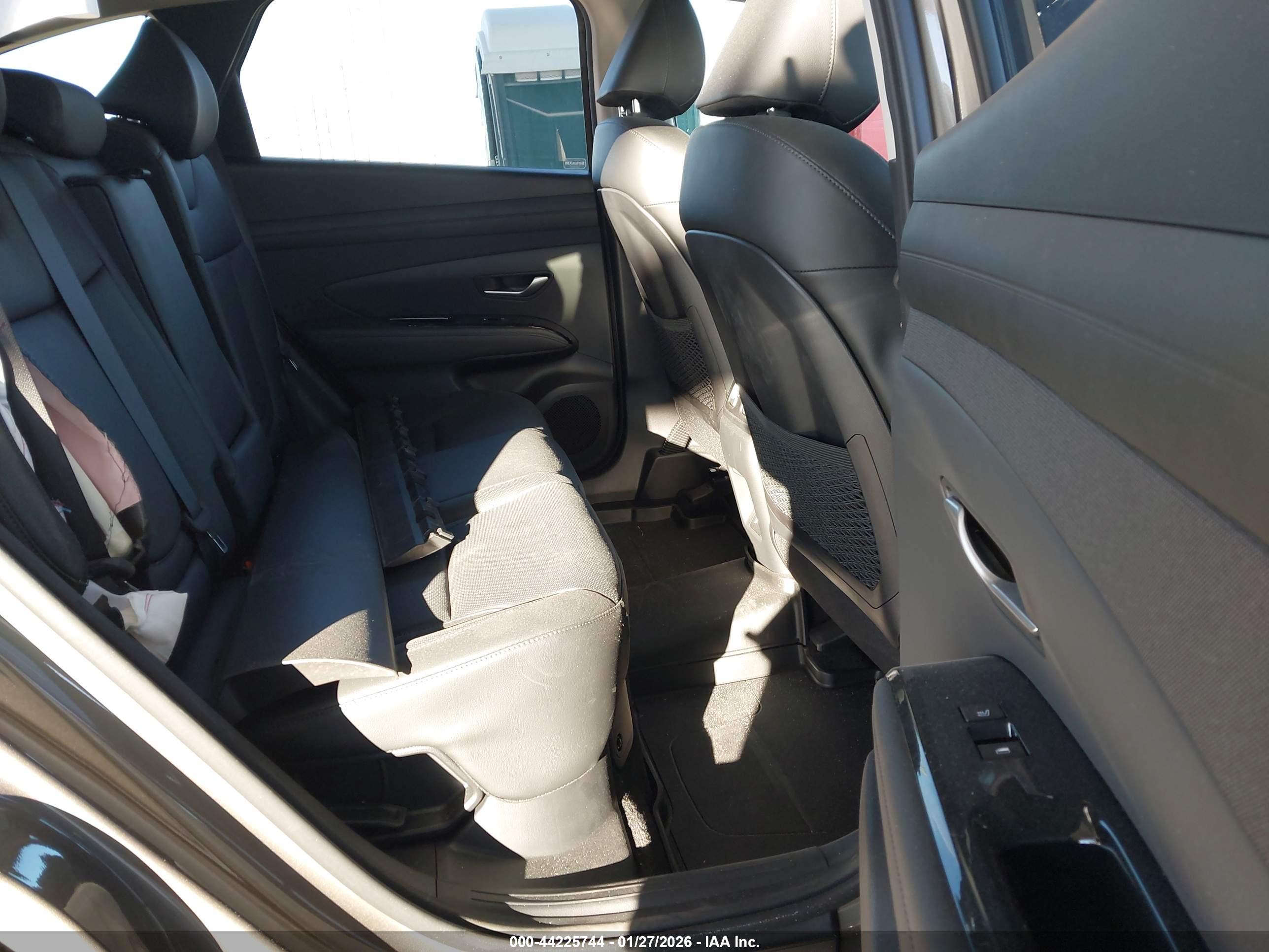 HYUNDAI TUCSON image 8