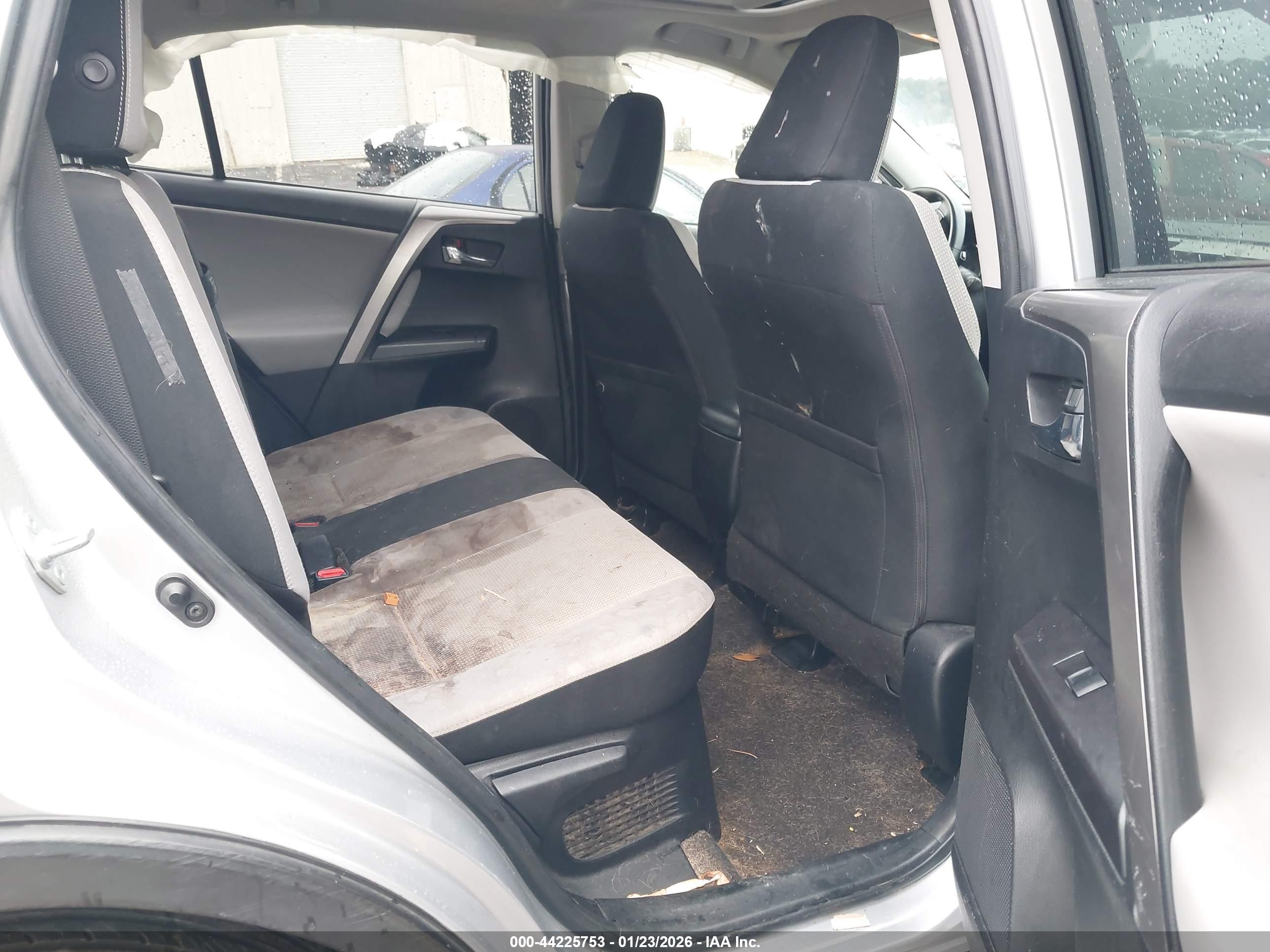 TOYOTA RAV4 image 8