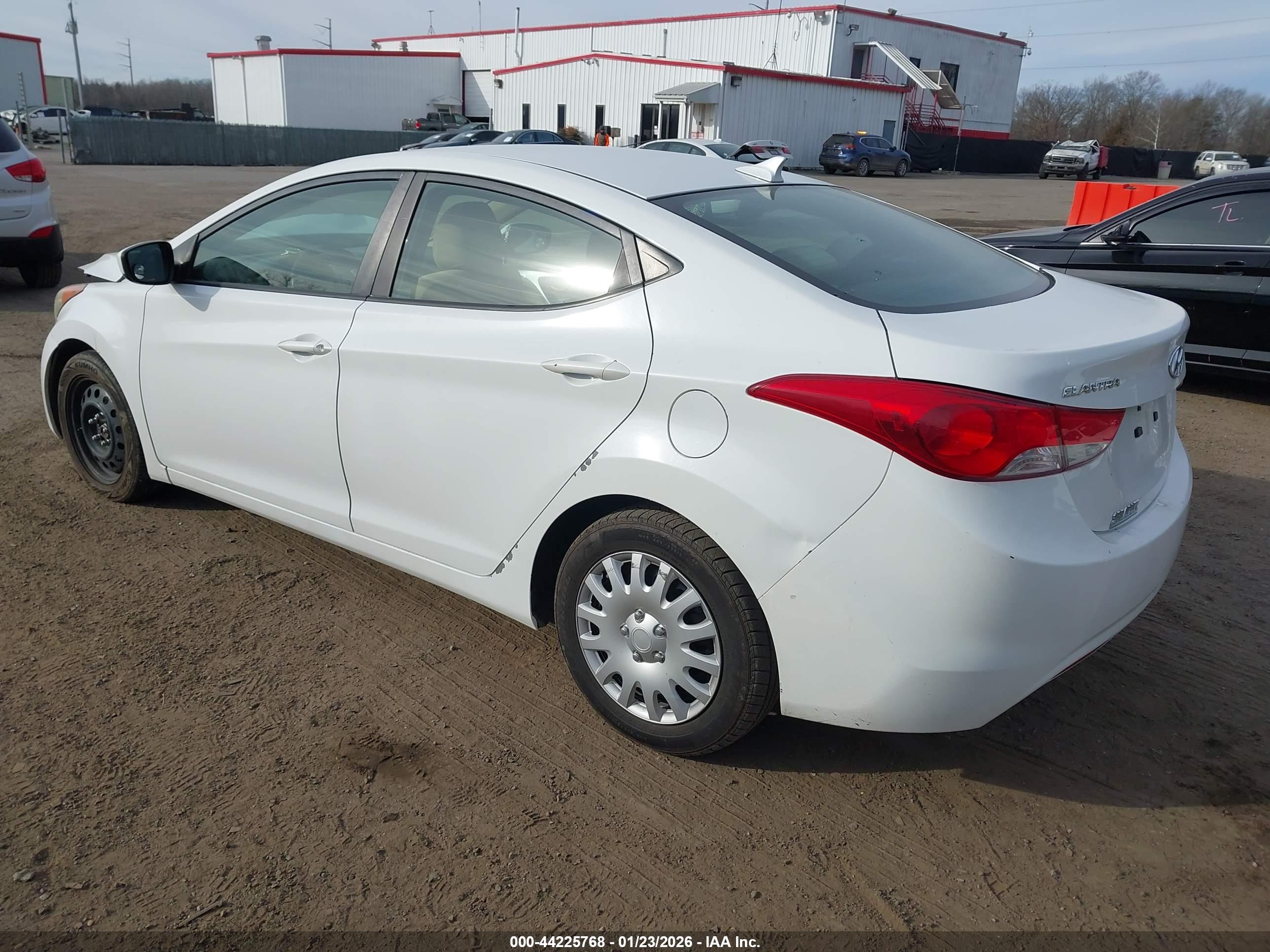HYUNDAI ELANTRA image 3
