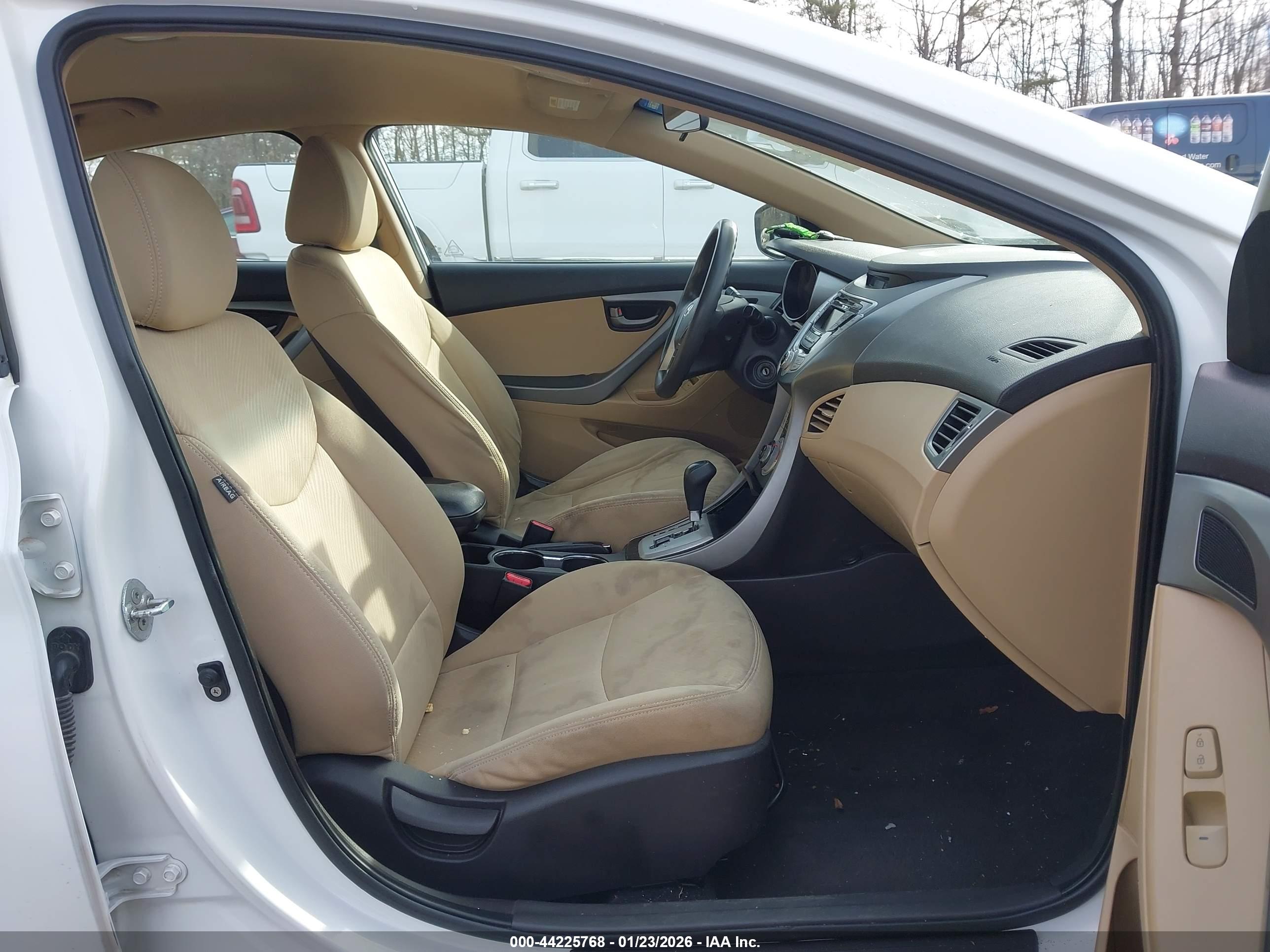 HYUNDAI ELANTRA image 5
