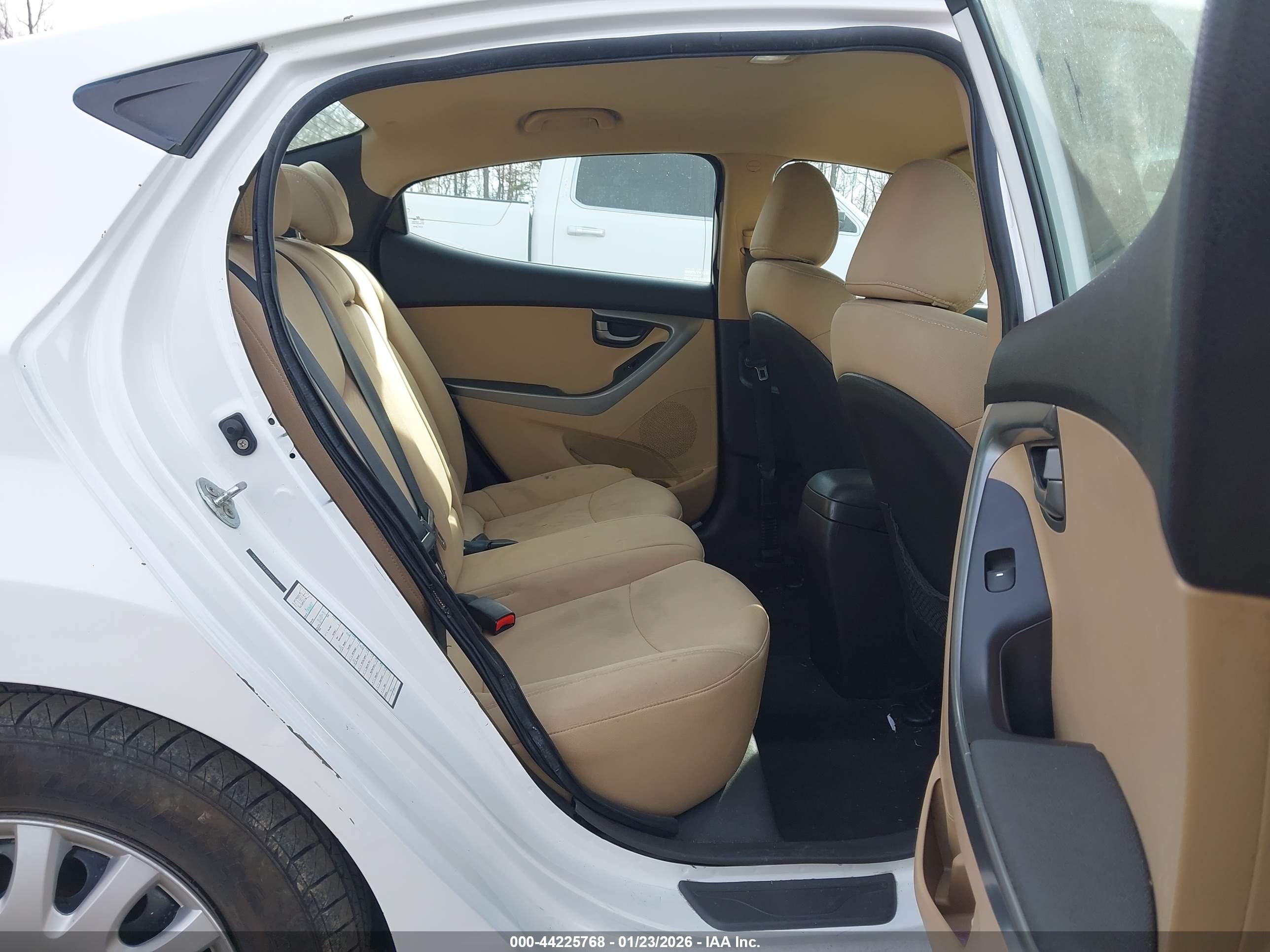 HYUNDAI ELANTRA image 8