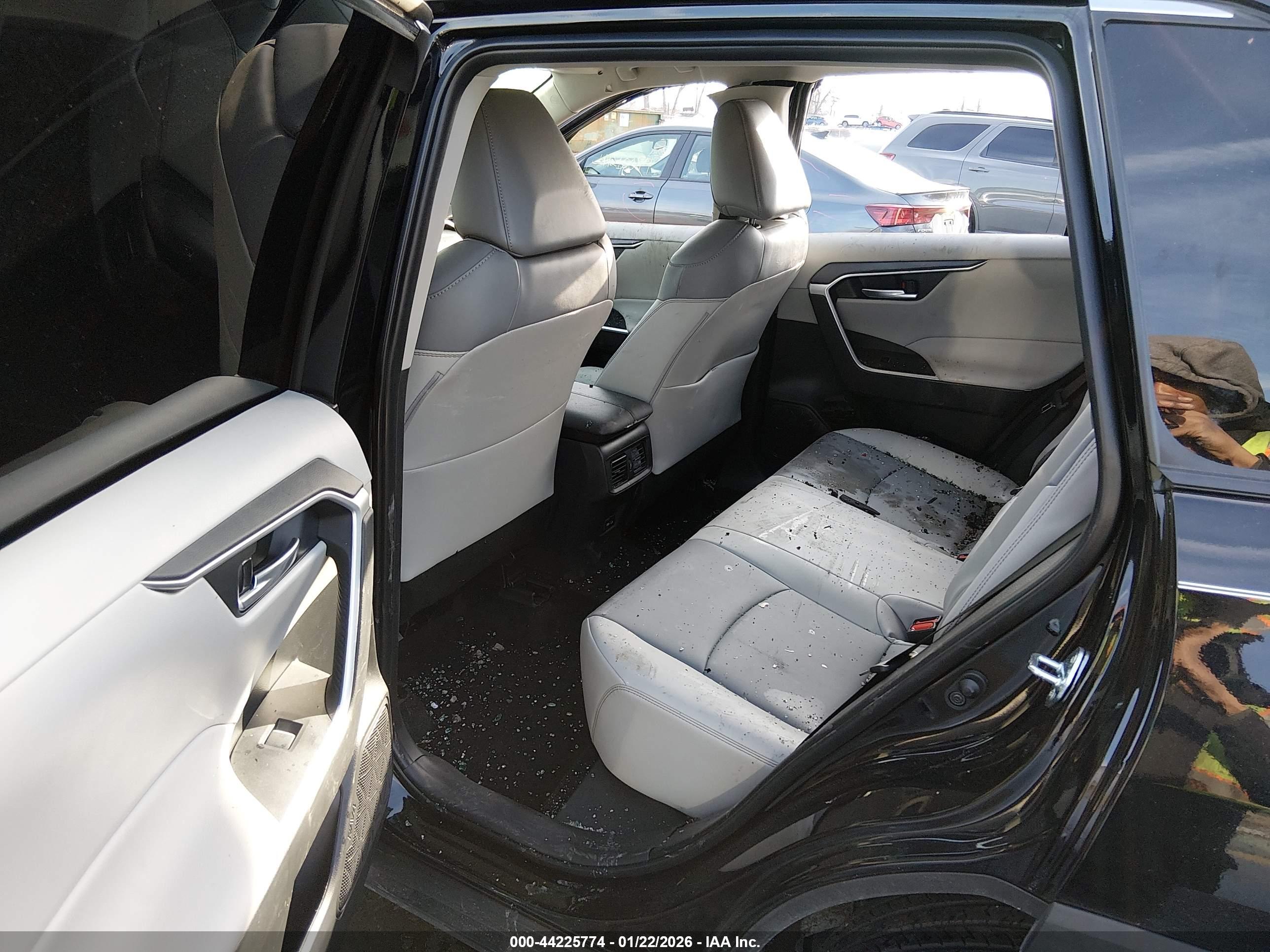 TOYOTA RAV4 image 8