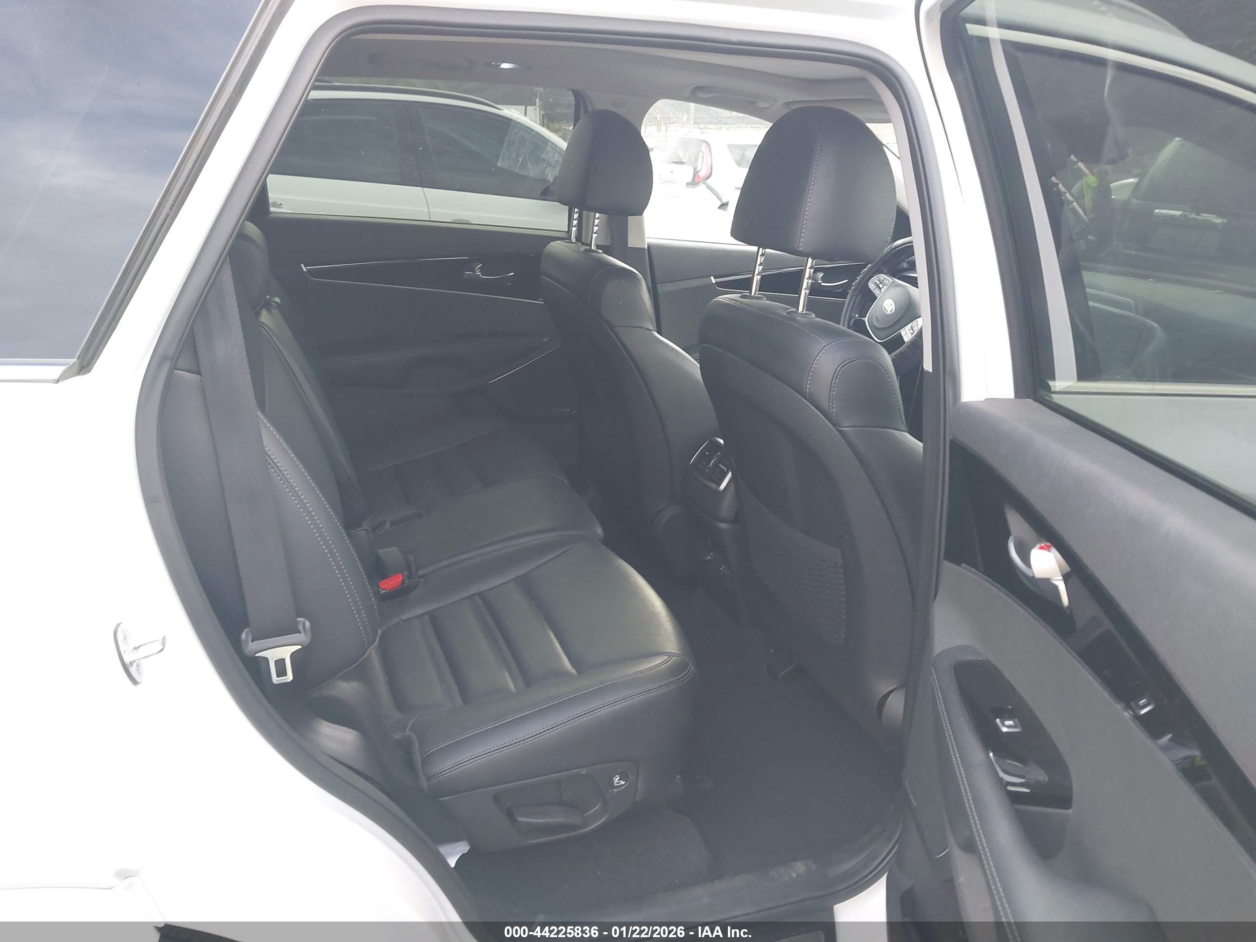 KIA SORENTO image 8