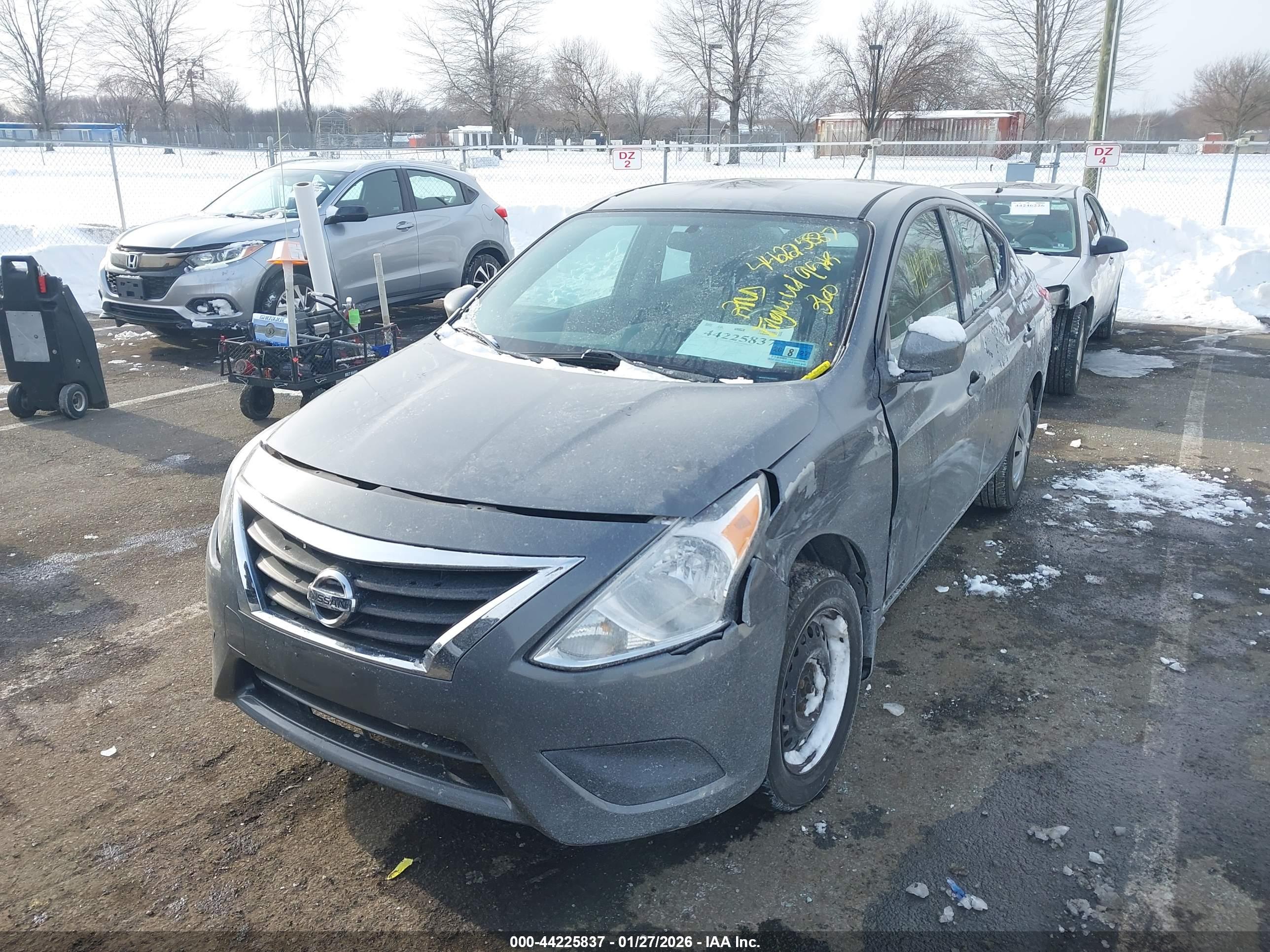 NISSAN VERSA image 2