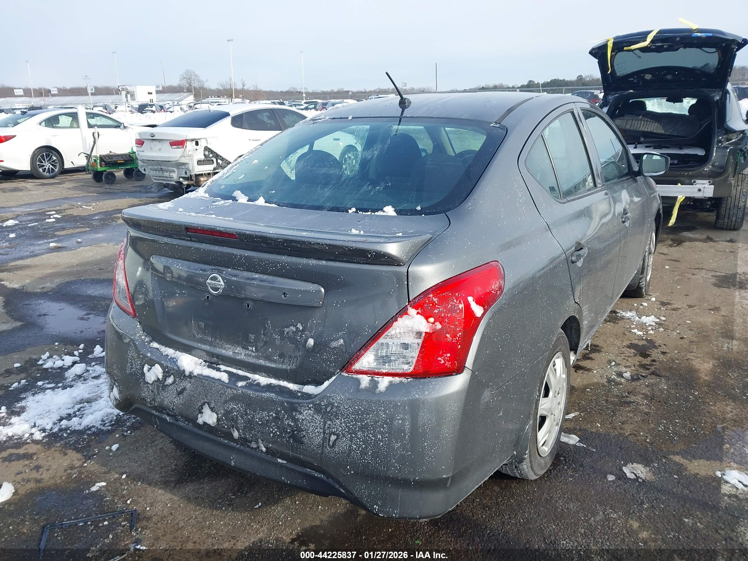 NISSAN VERSA image 4