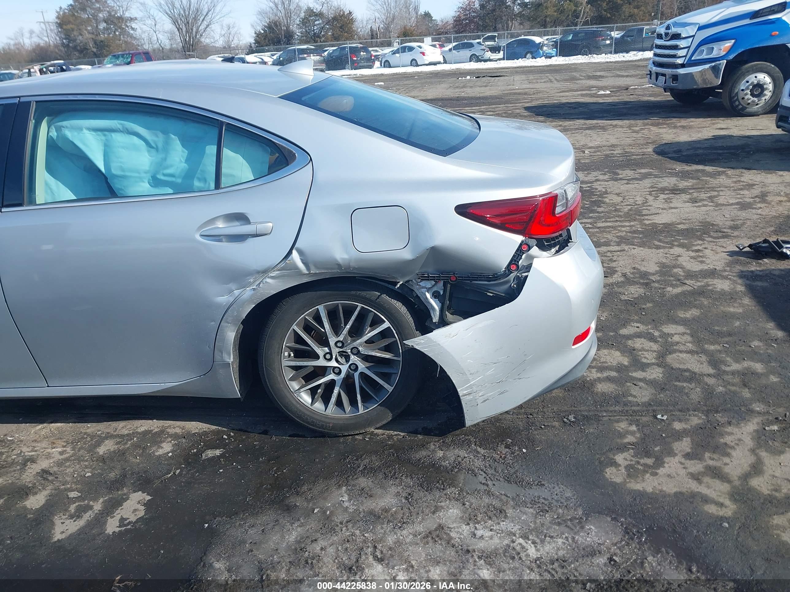 LEXUS ES image 6