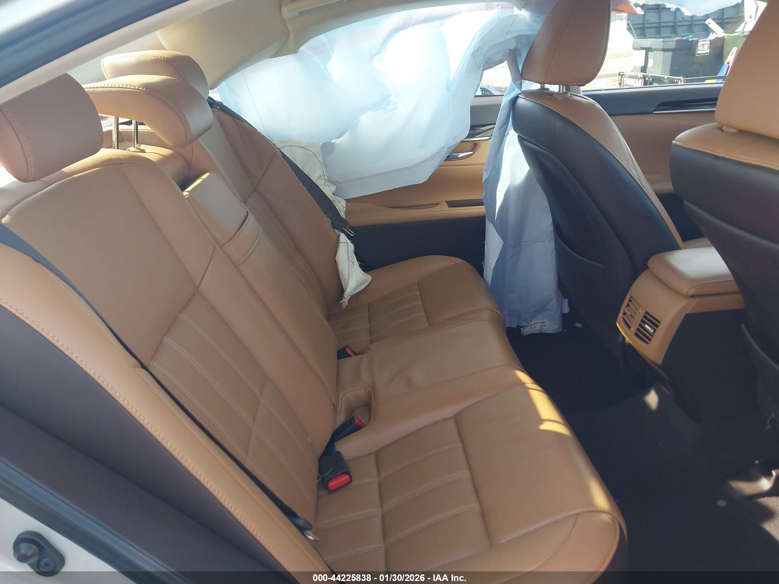 LEXUS ES image 8