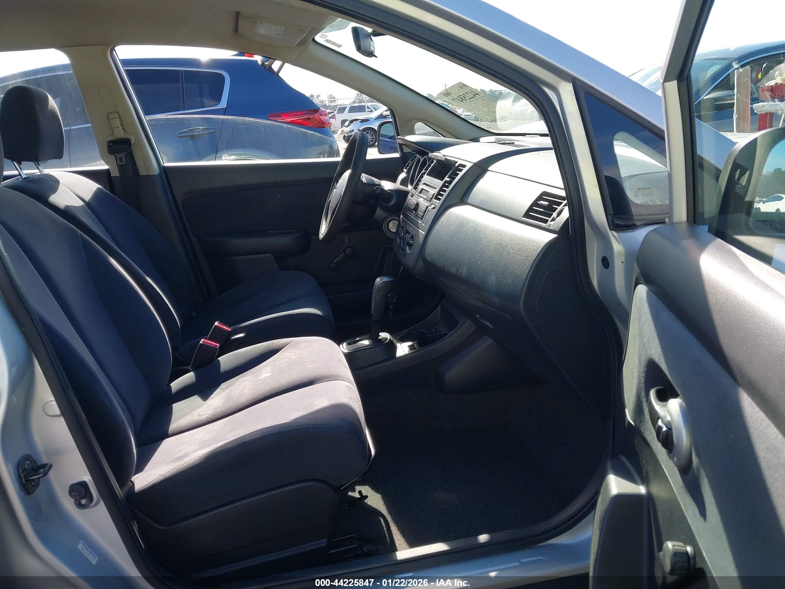 NISSAN VERSA image 5