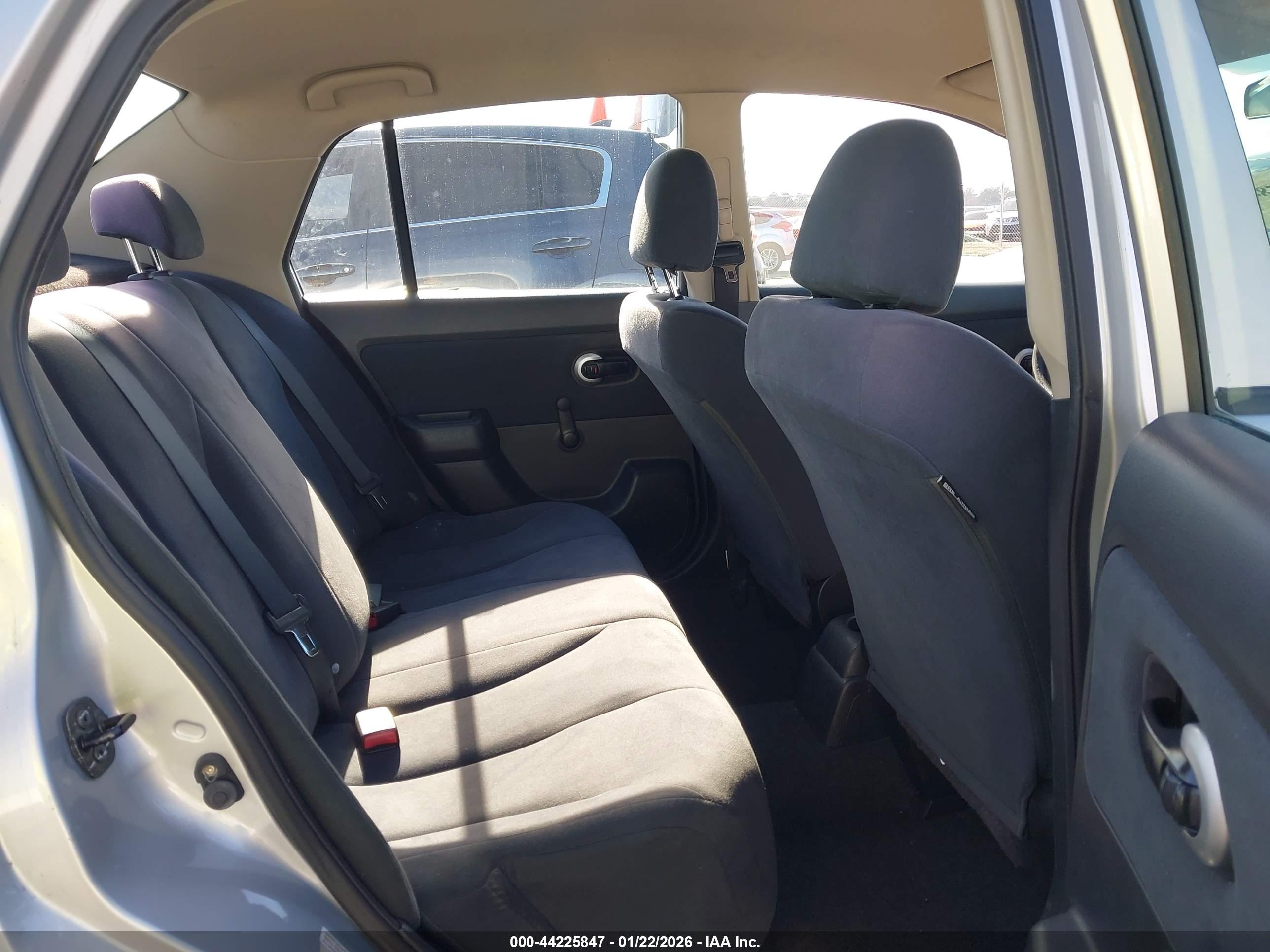 NISSAN VERSA image 8