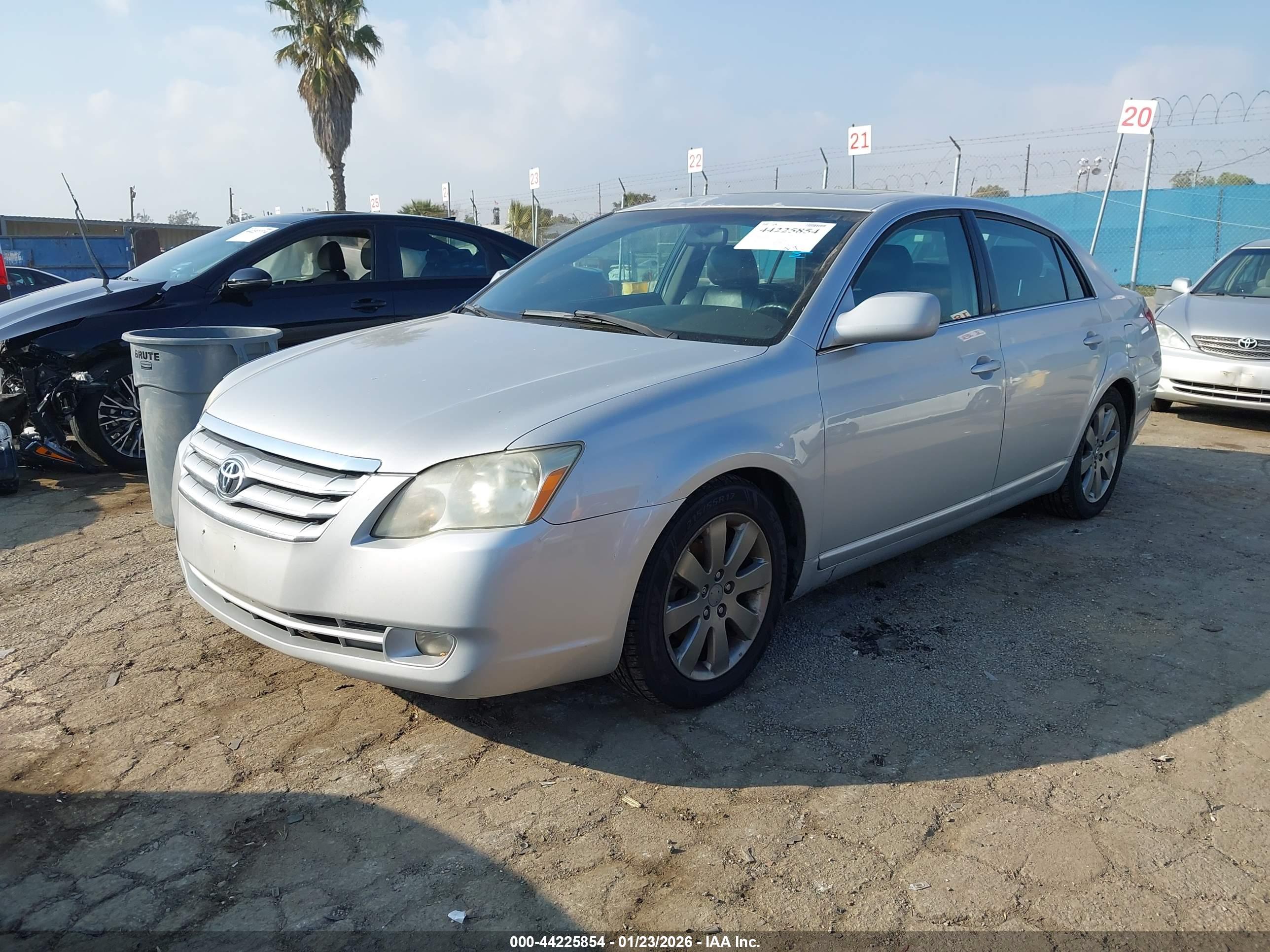 TOYOTA AVALON image 2