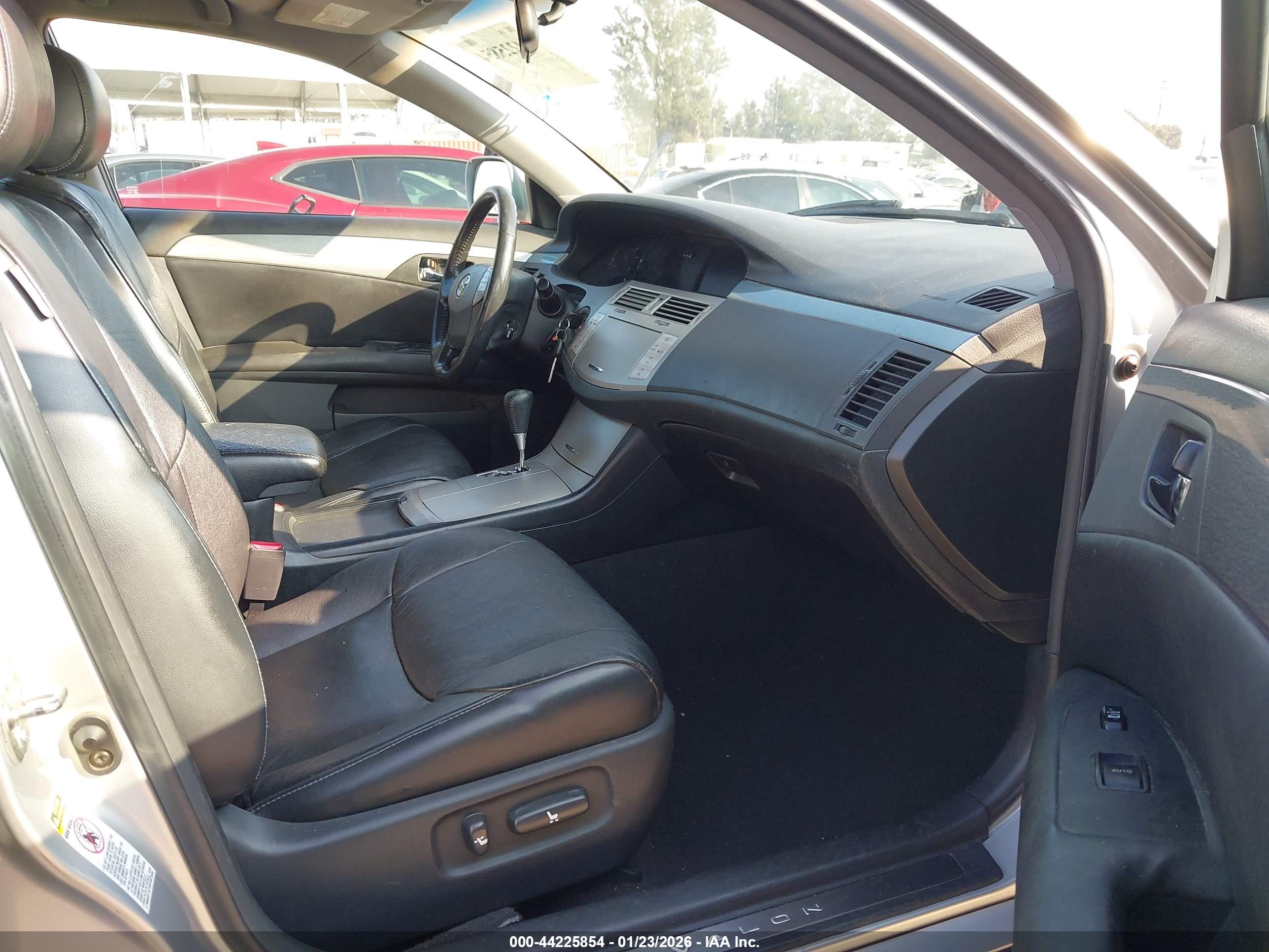 TOYOTA AVALON image 5