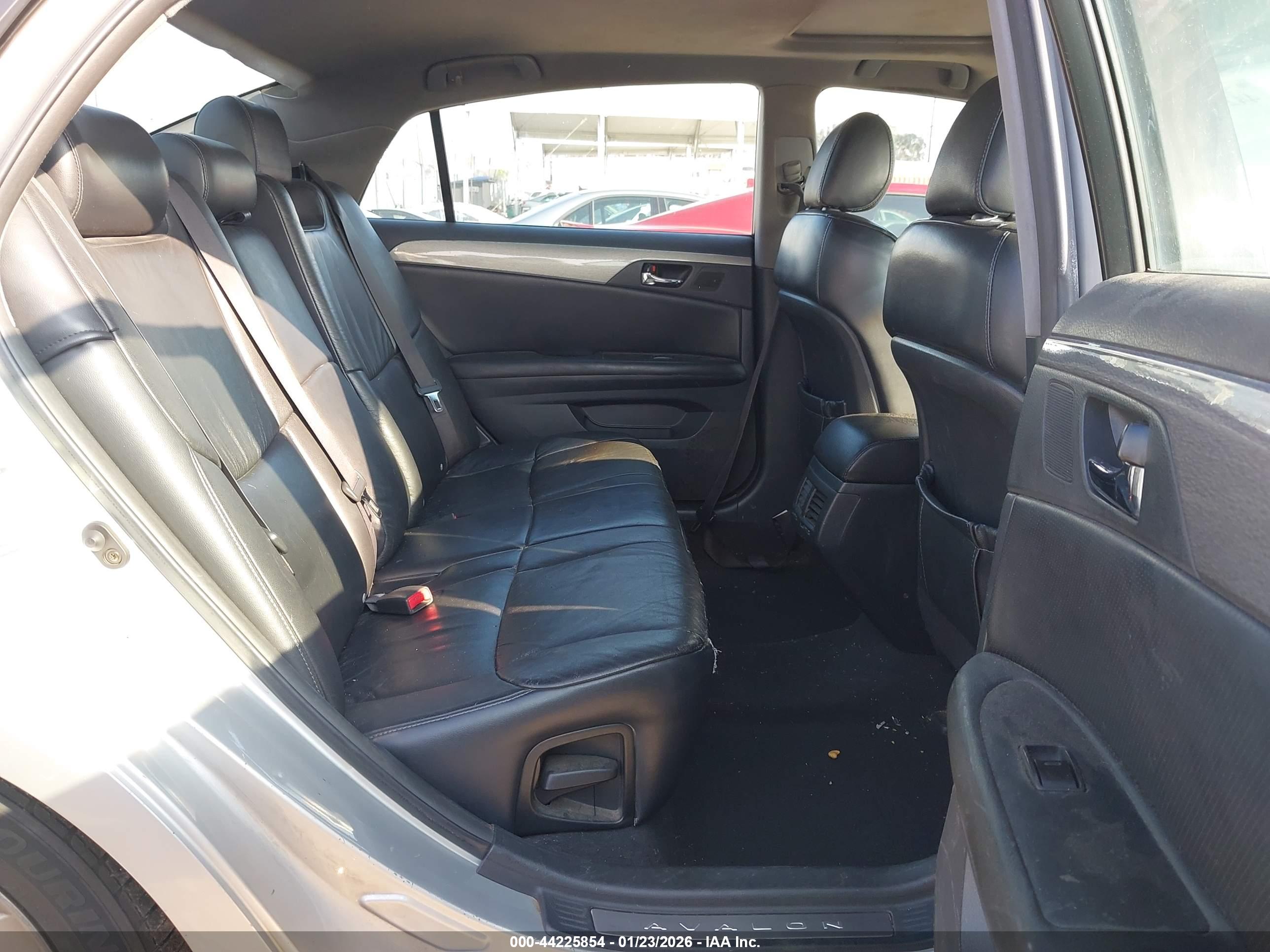 TOYOTA AVALON image 8