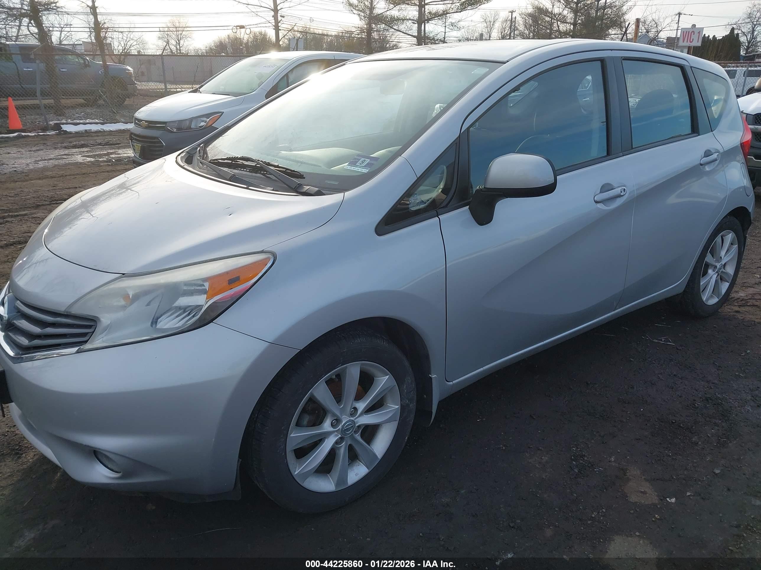 NISSAN VERSA image 2