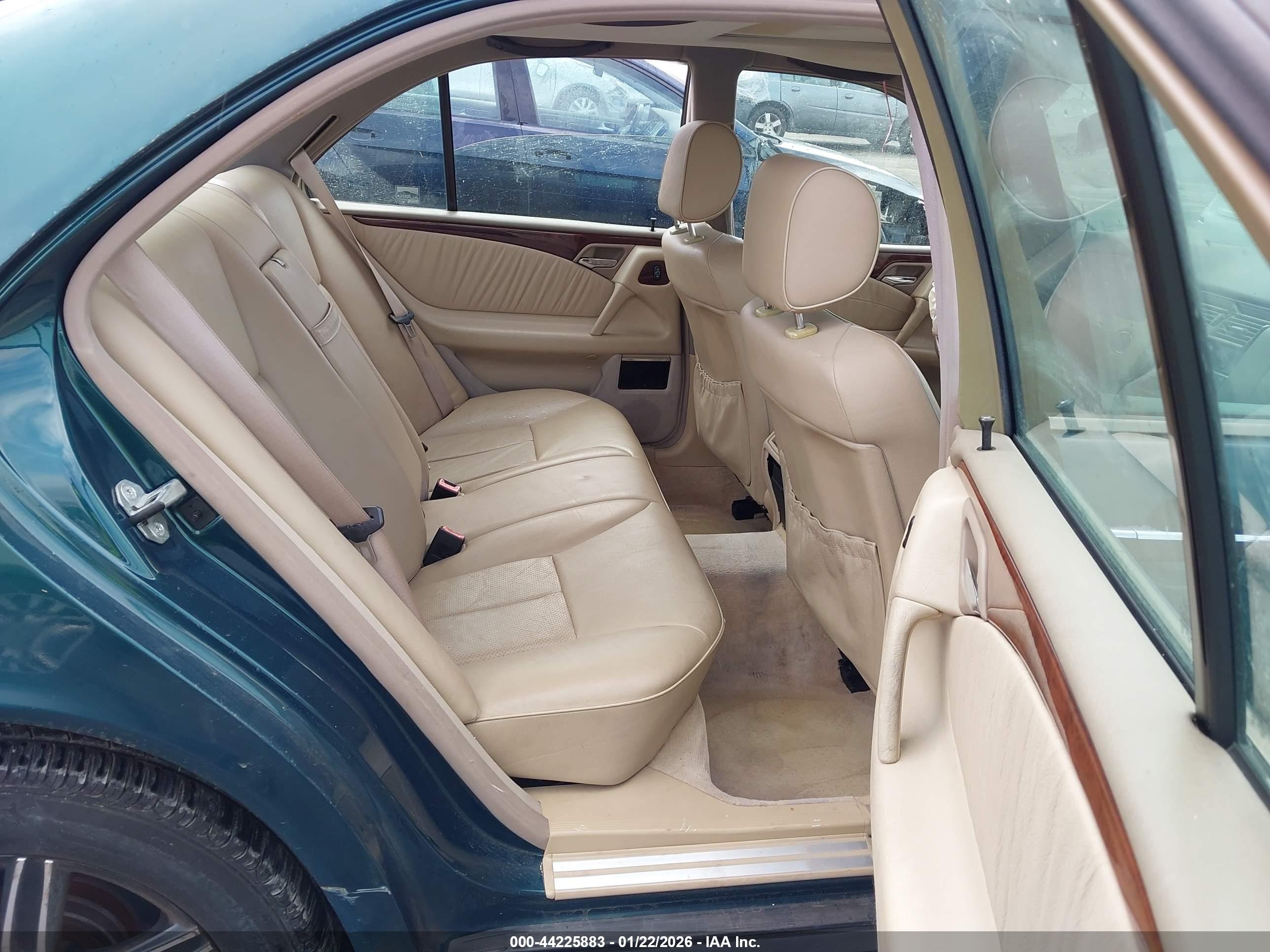 MERCEDES-BENZ E image 8