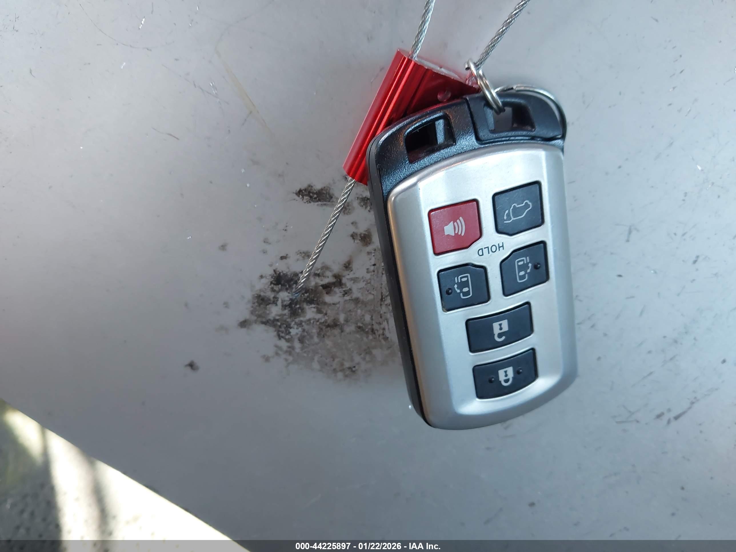 TOYOTA SIENNA image 11