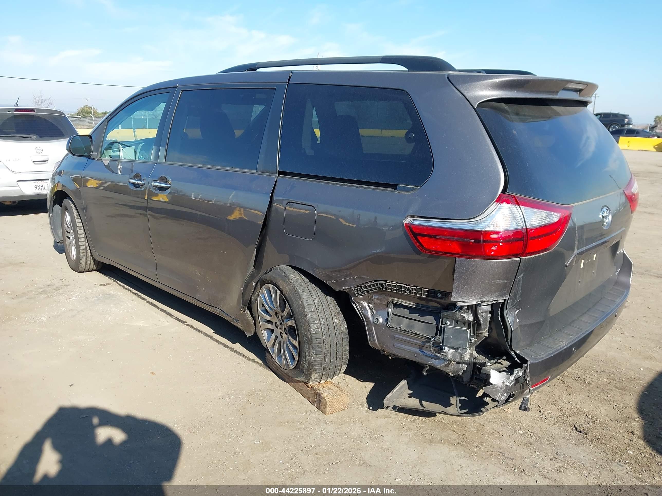 TOYOTA SIENNA image 3