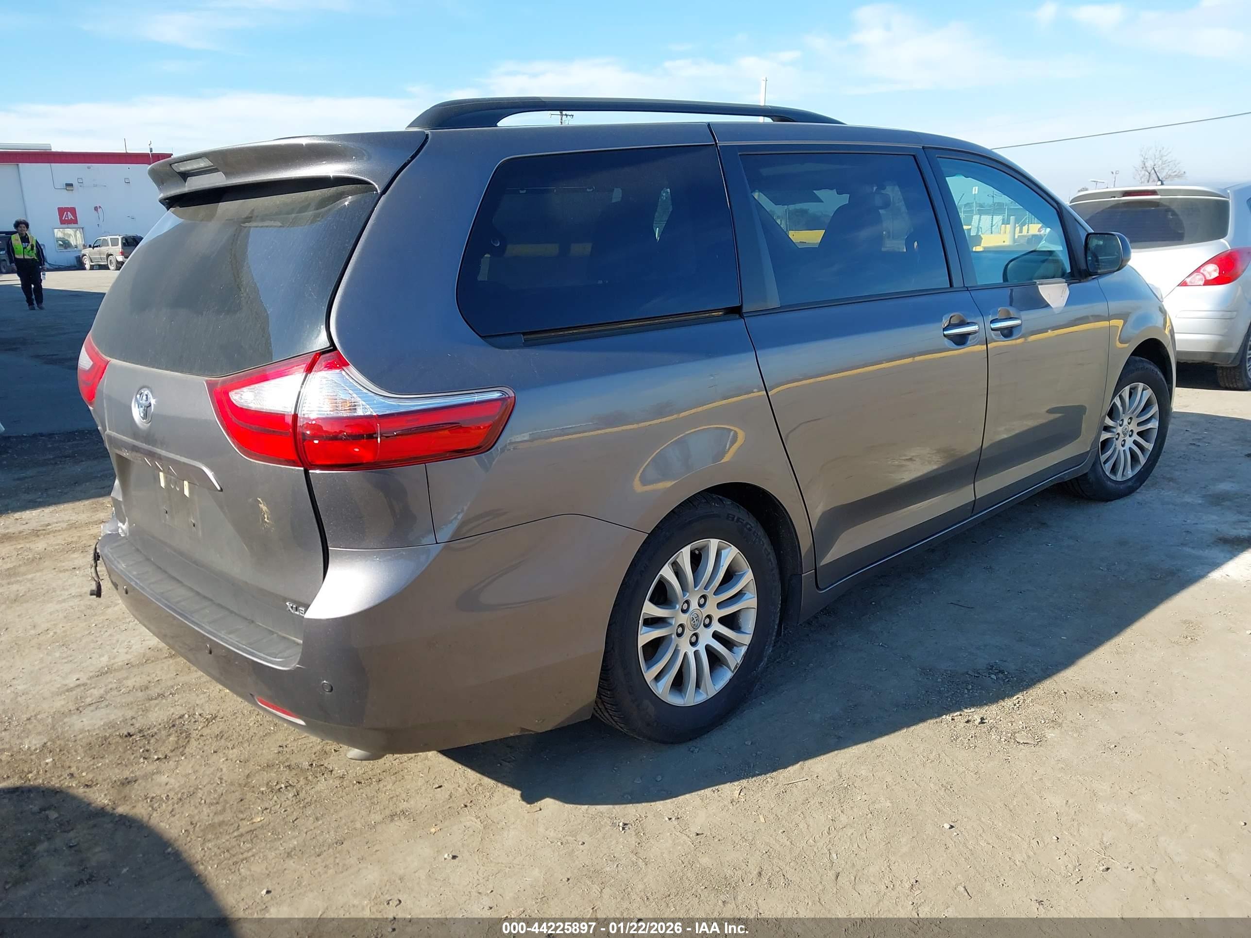 TOYOTA SIENNA image 4
