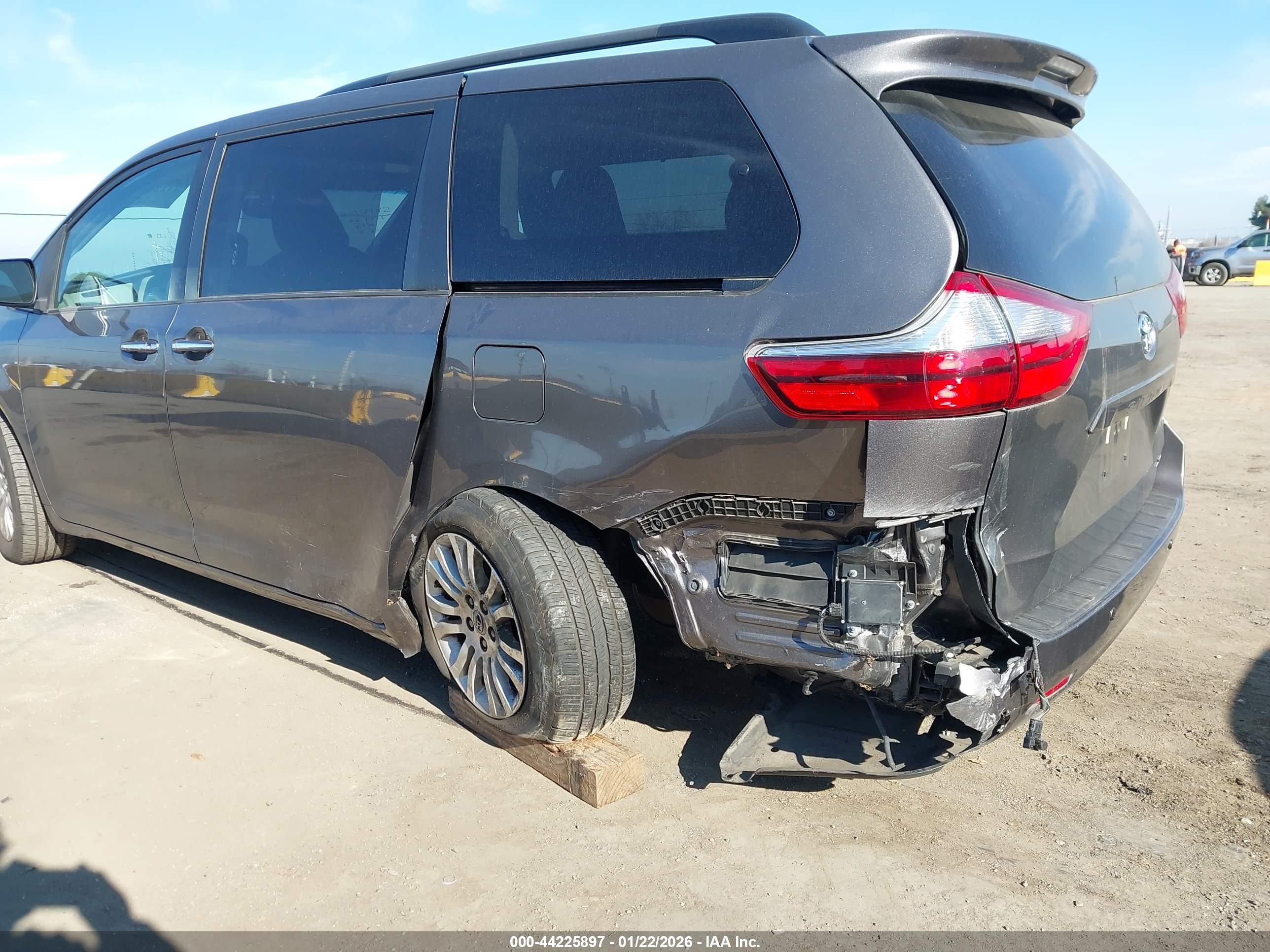 TOYOTA SIENNA image 6