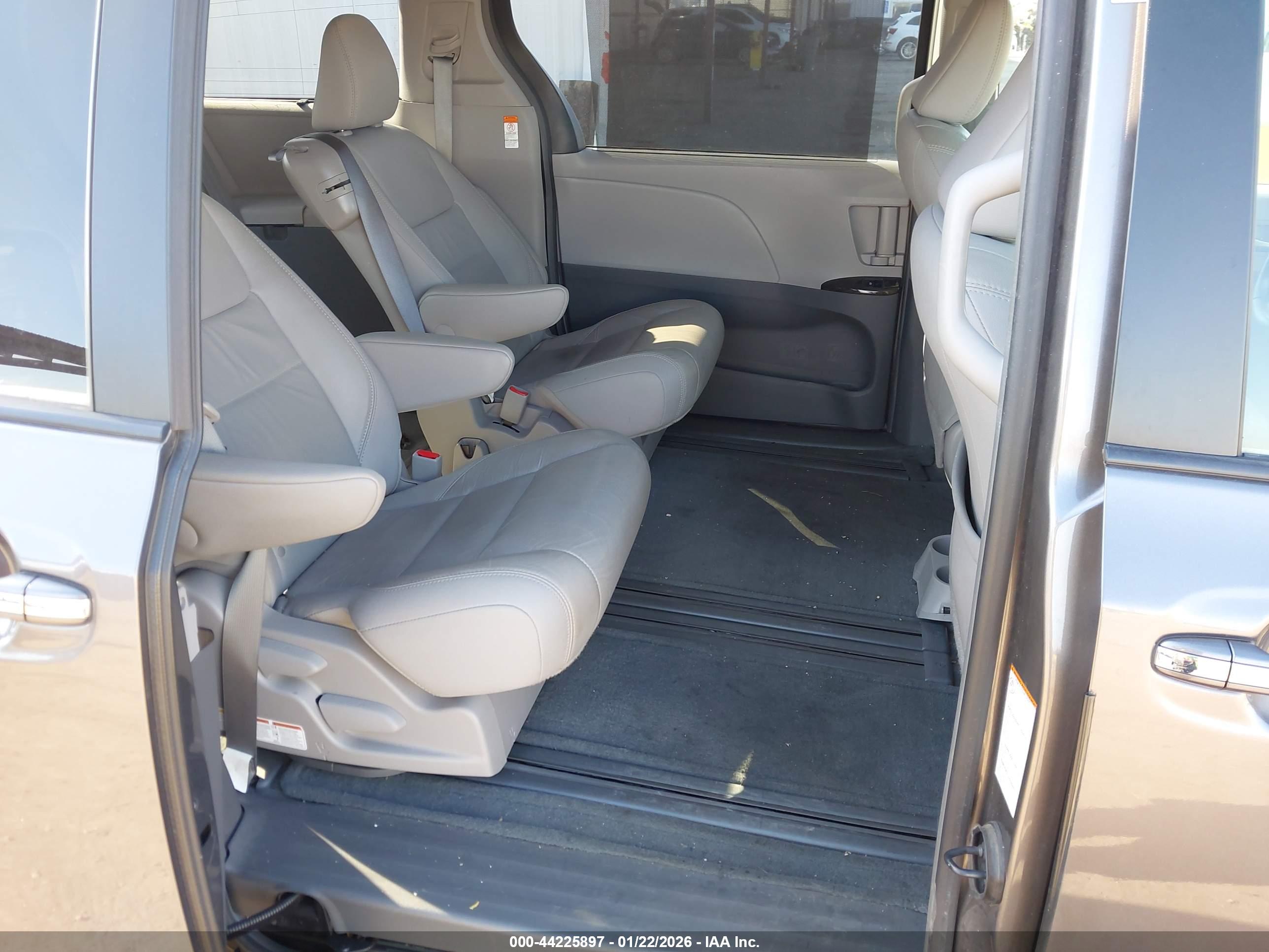 TOYOTA SIENNA image 8