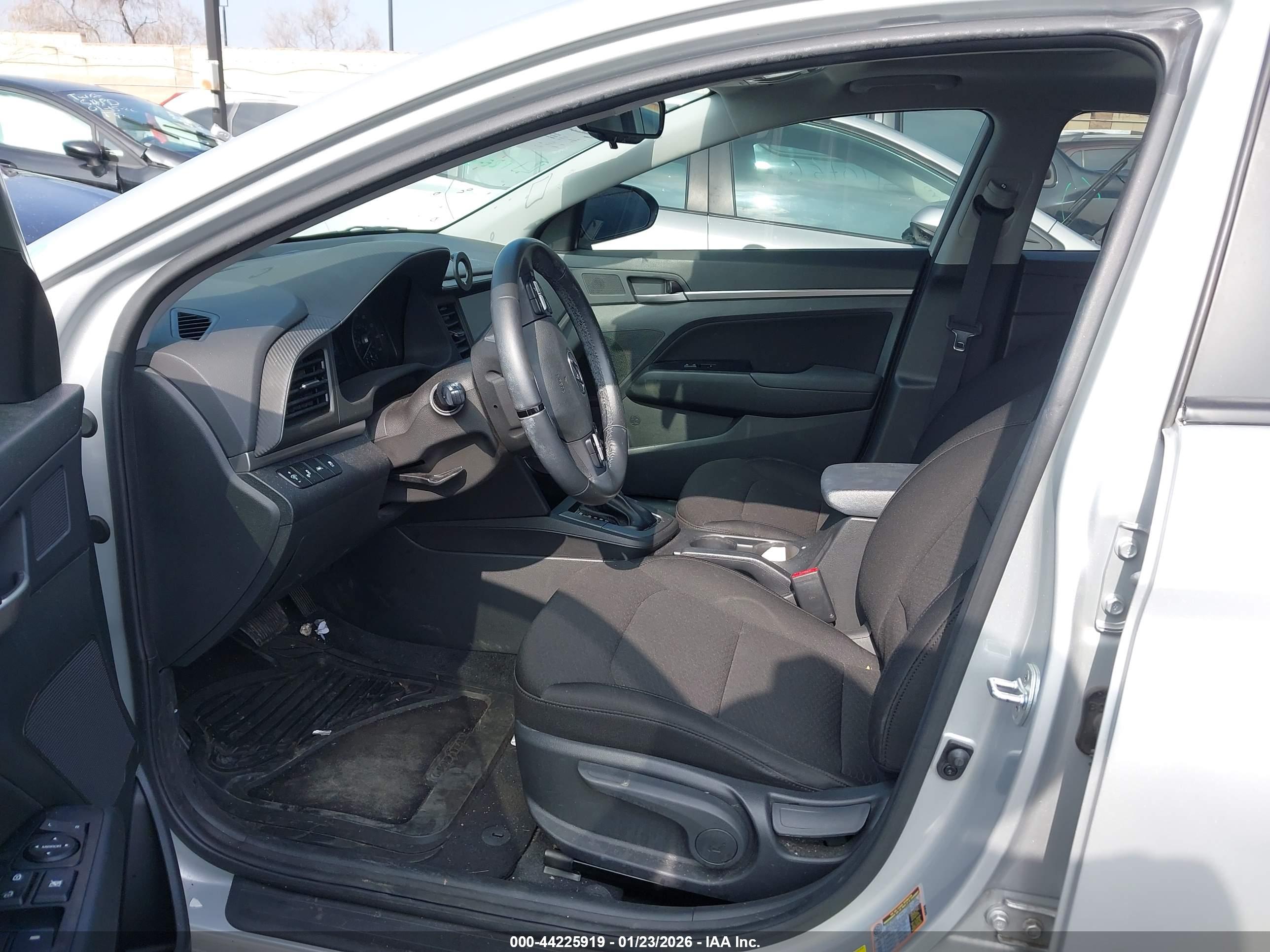 HYUNDAI ELANTRA image 5