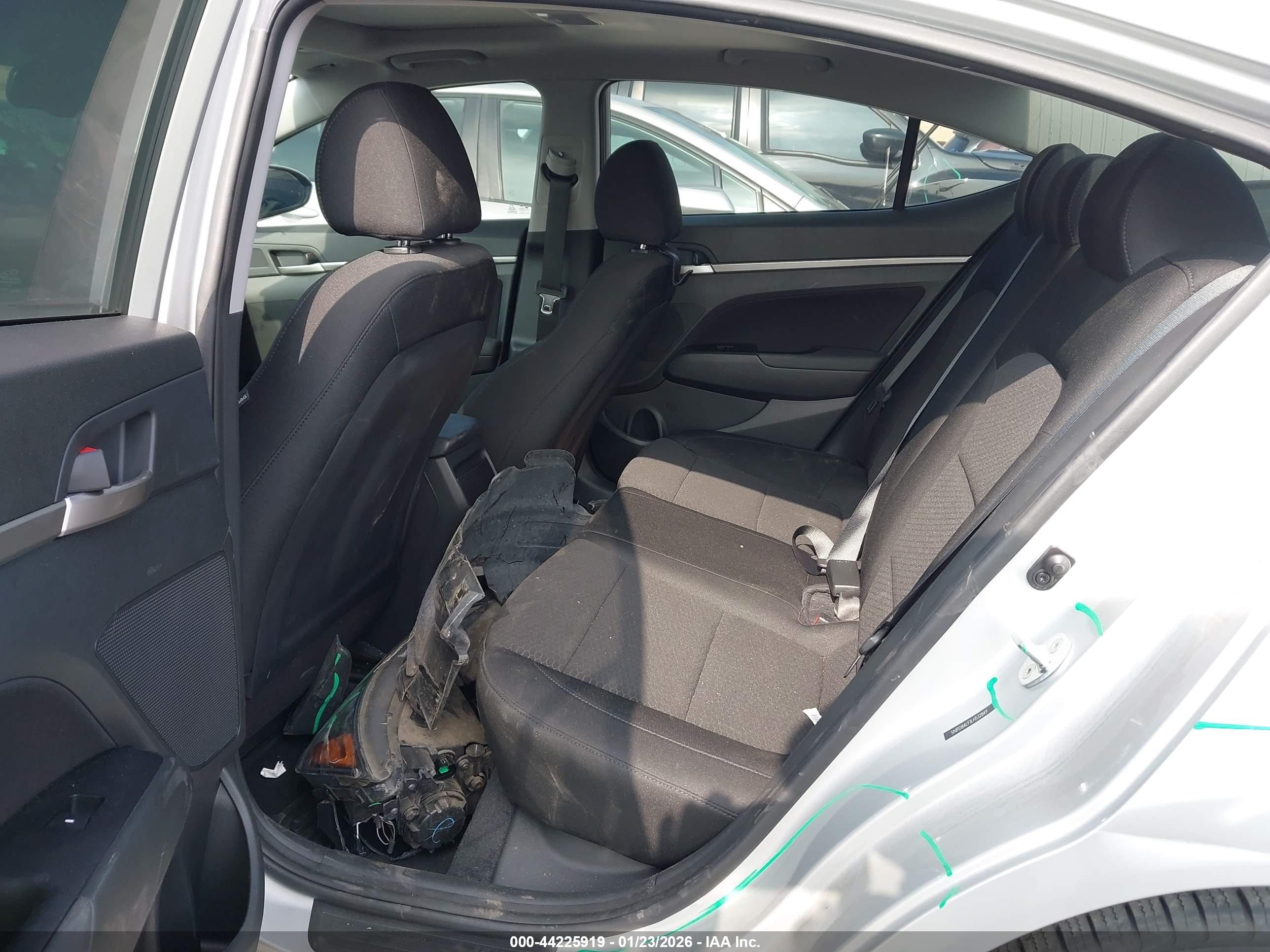 HYUNDAI ELANTRA image 8
