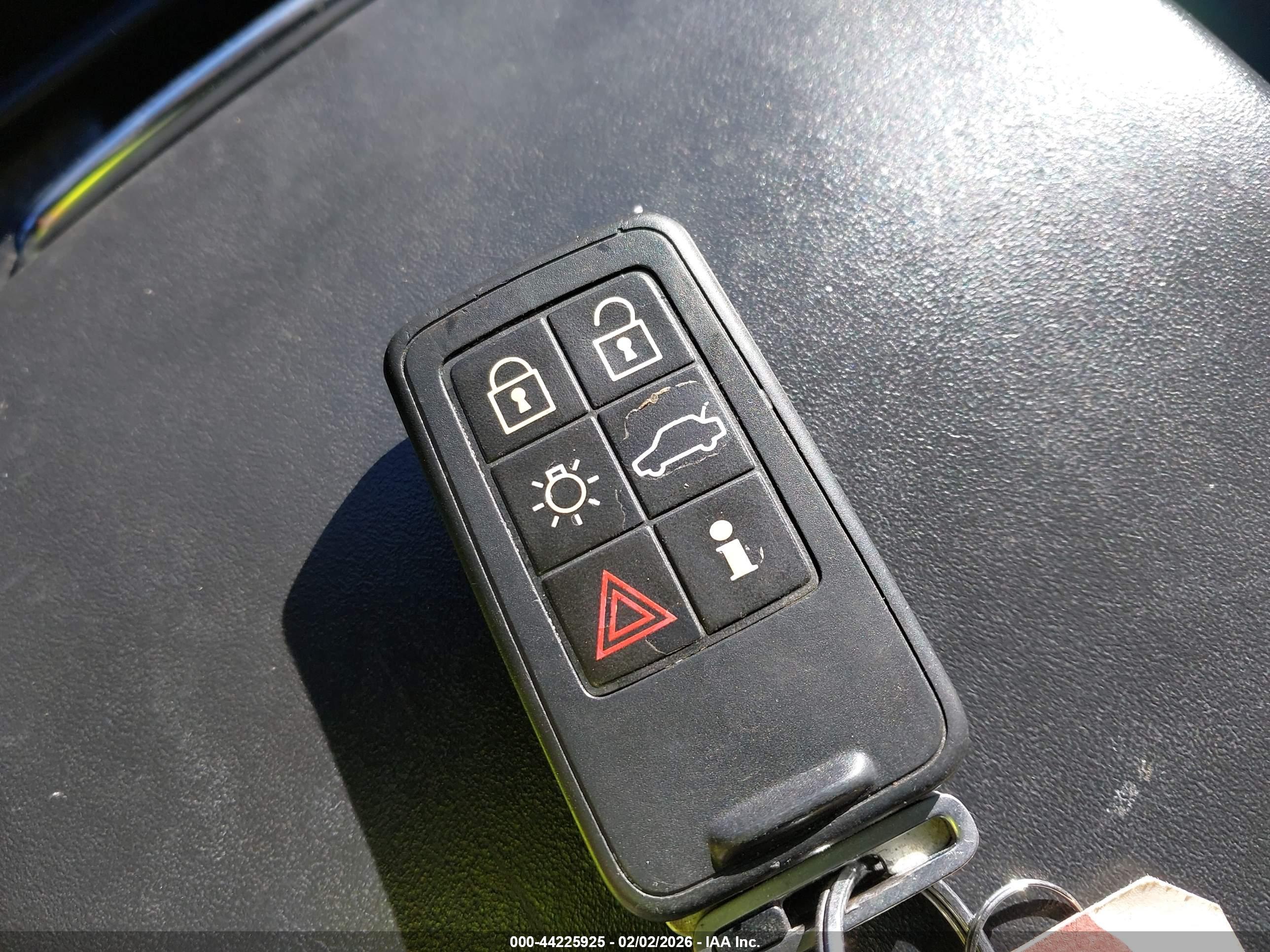 VOLVO XC70 image 11