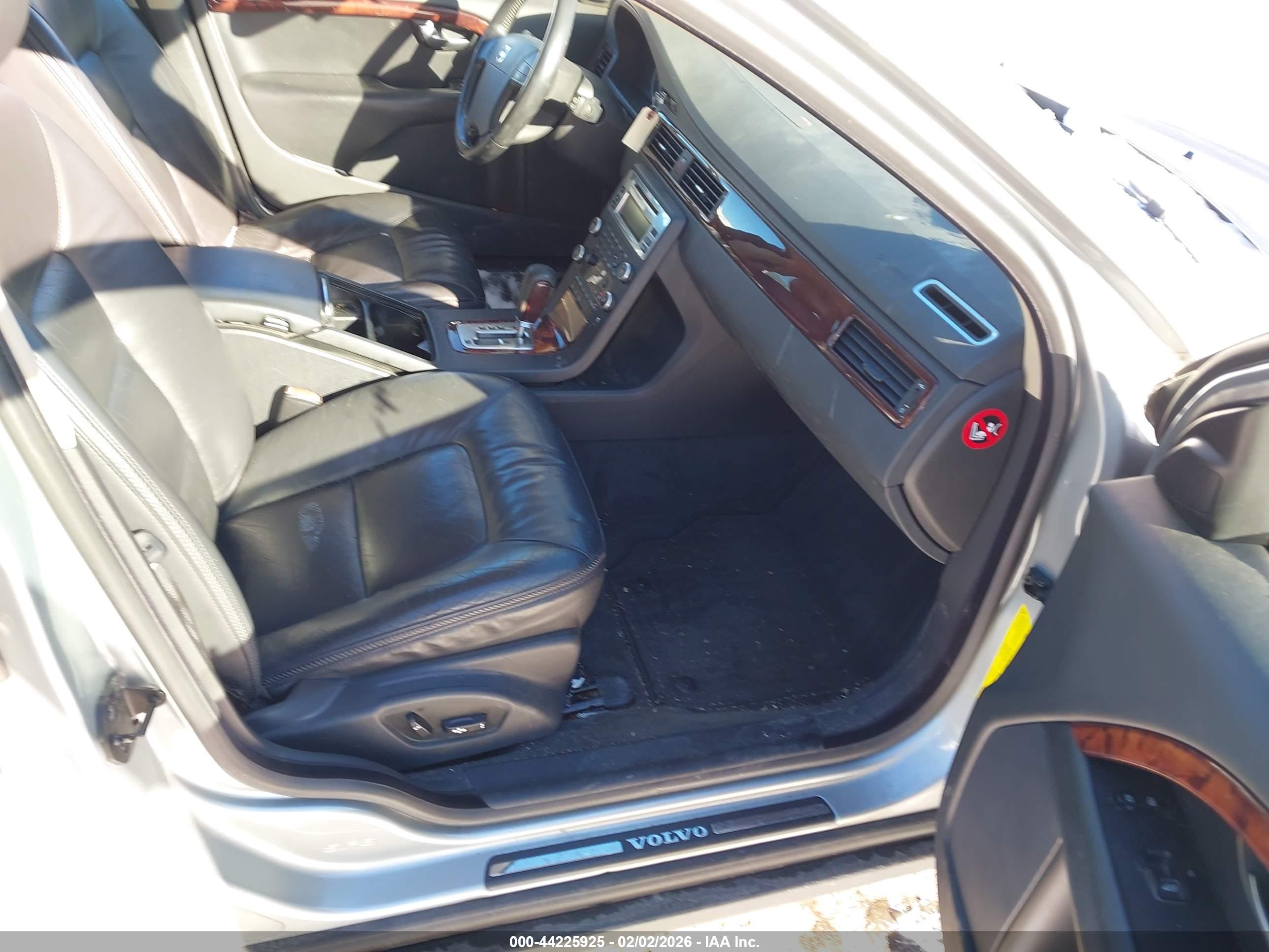 VOLVO XC70 image 5
