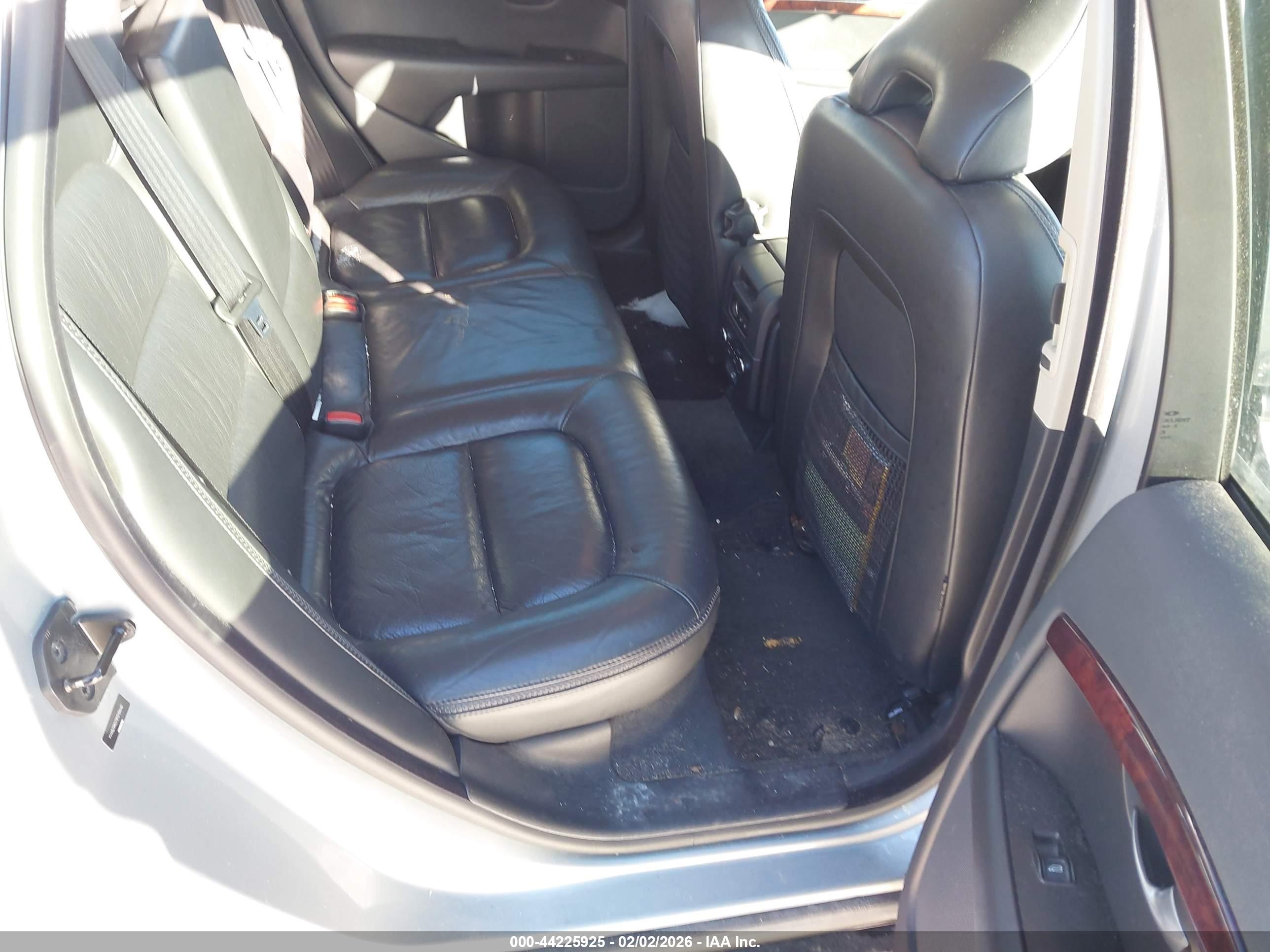 VOLVO XC70 image 8