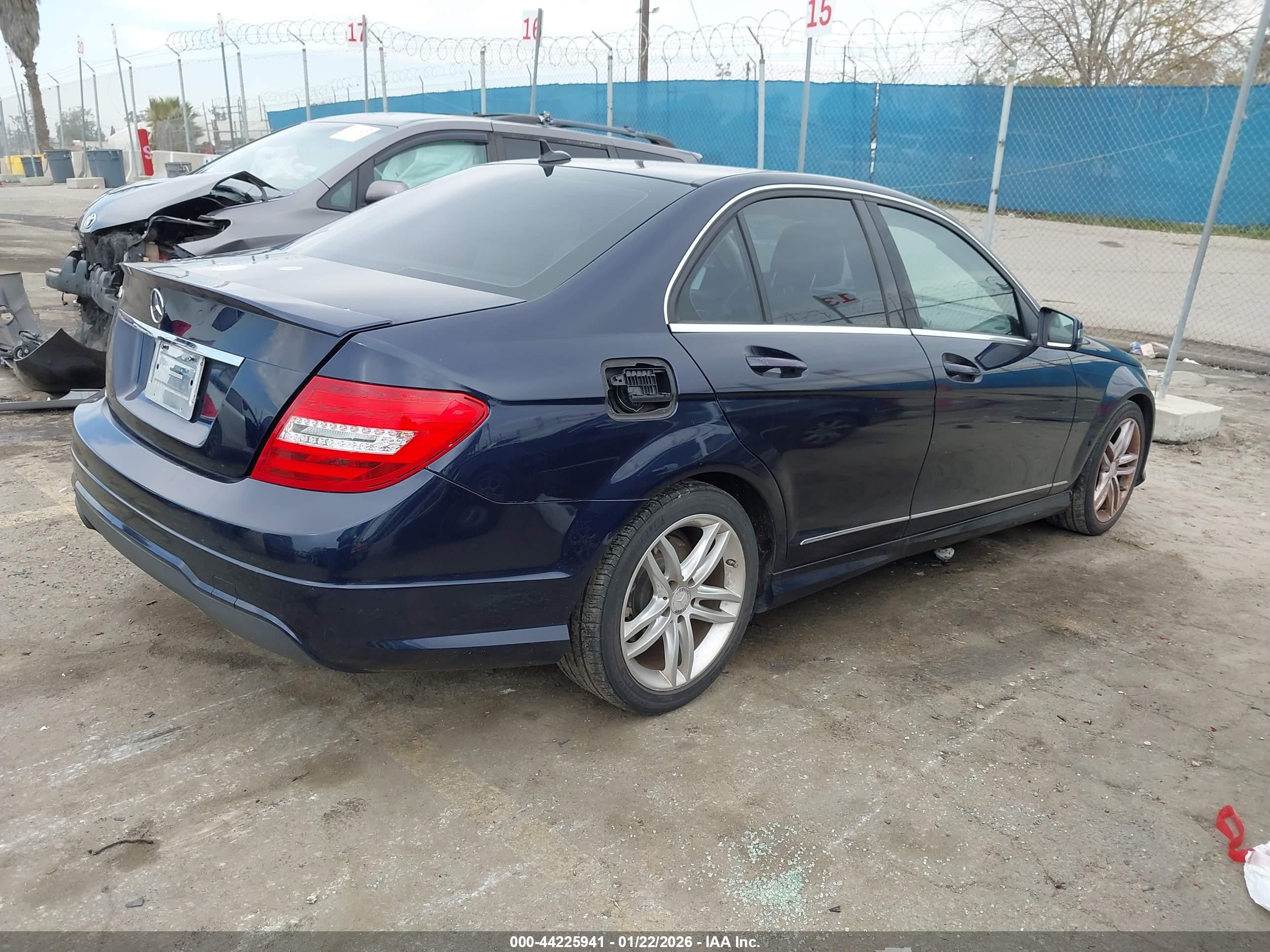 MERCEDES-BENZ C-CLASS image 4