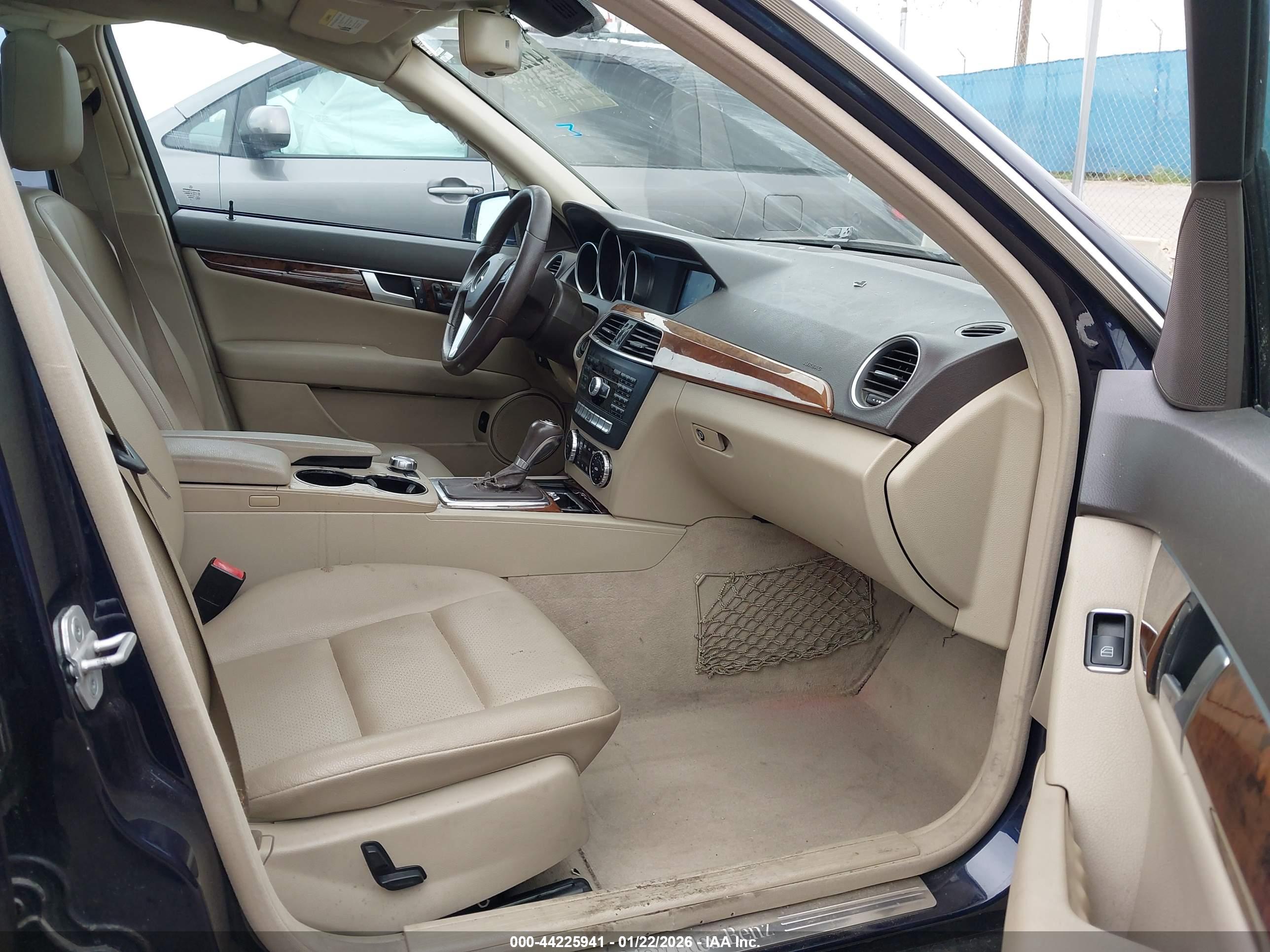 MERCEDES-BENZ C-CLASS image 5